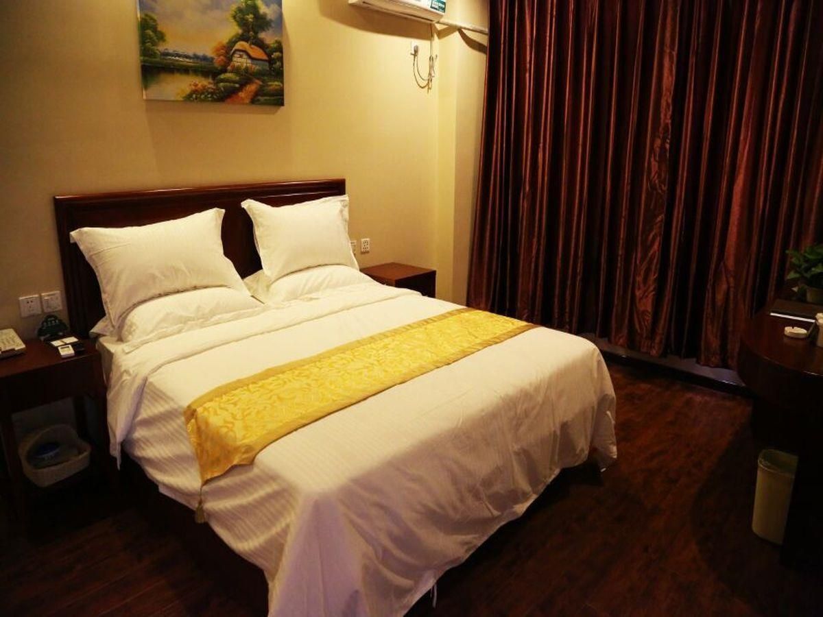 Hotel Queen Room