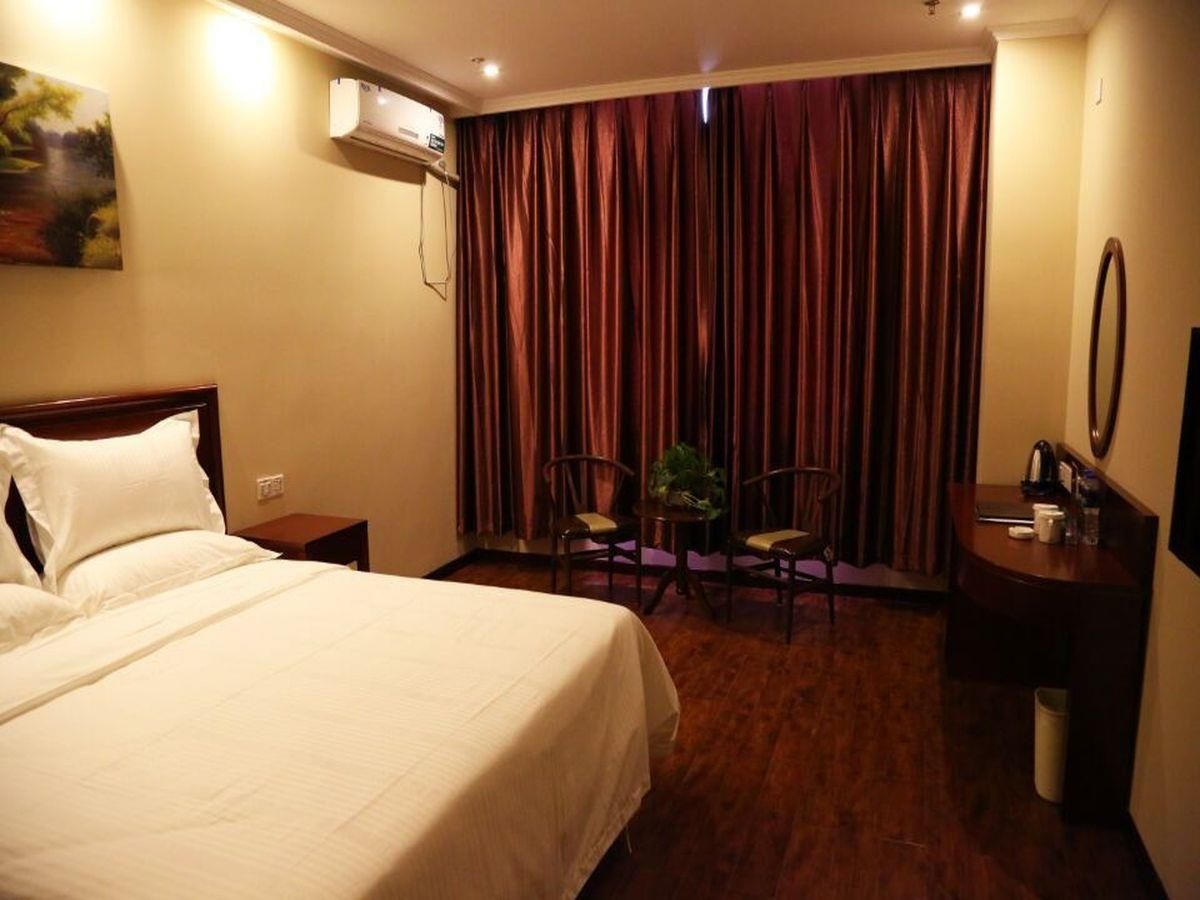 Hotel Queen Room