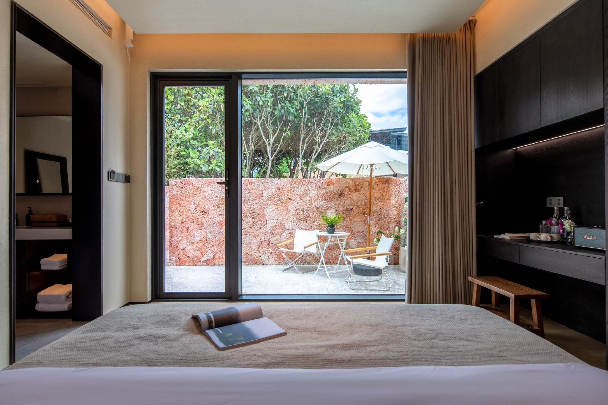 Courtyard Queen Room with Balcony
