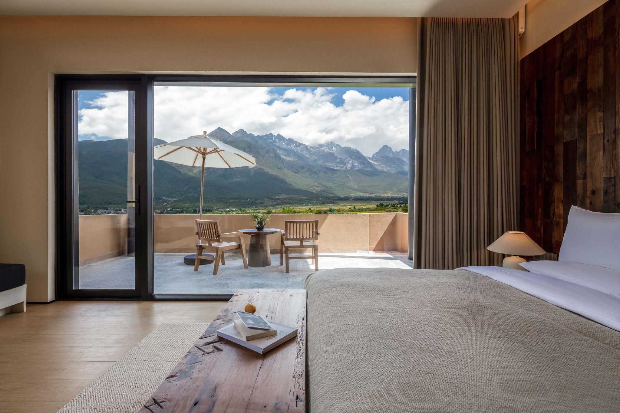 Mountain View Queen Room