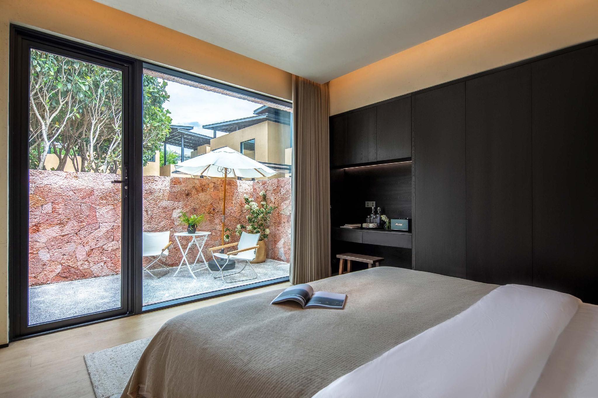 Courtyard Queen Room with Balcony