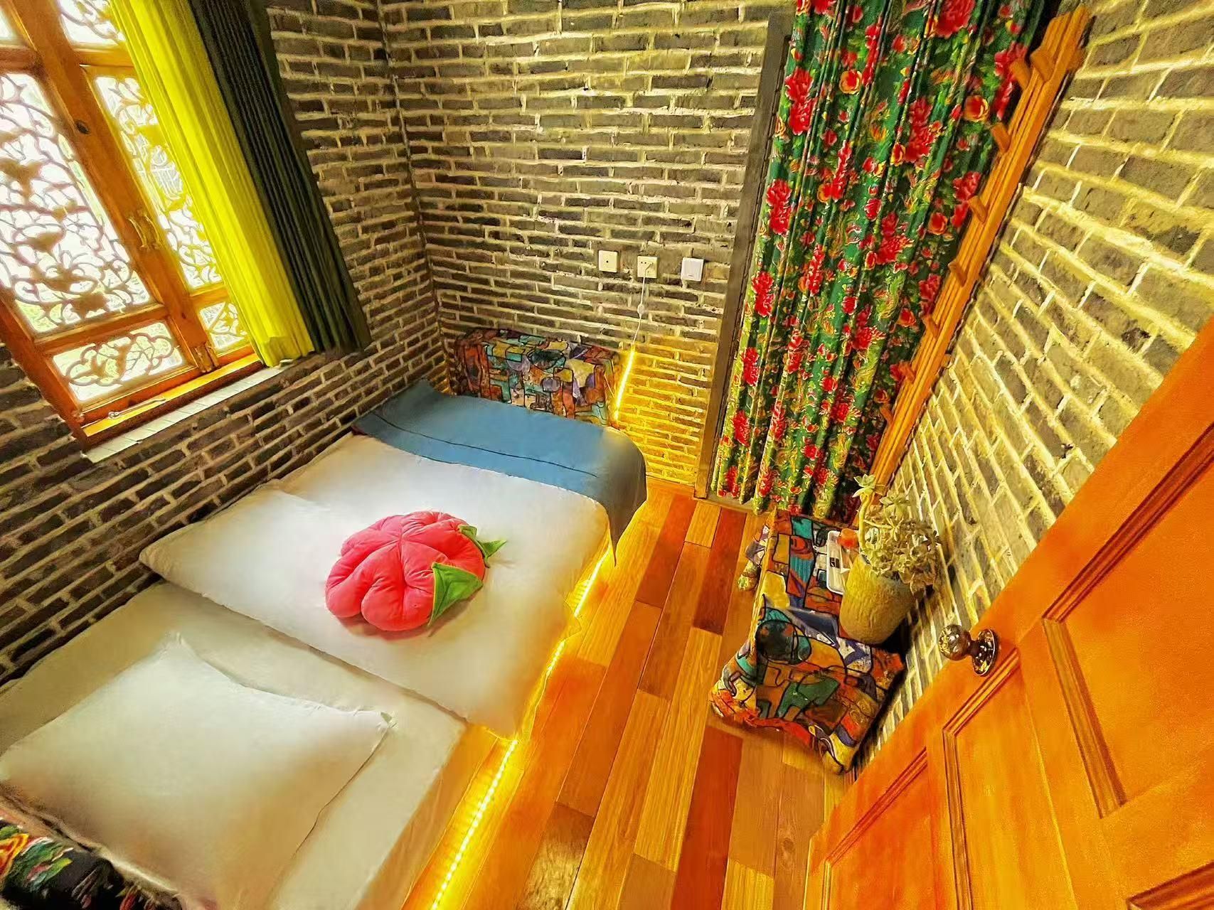 Single Room with Shower - Smoking