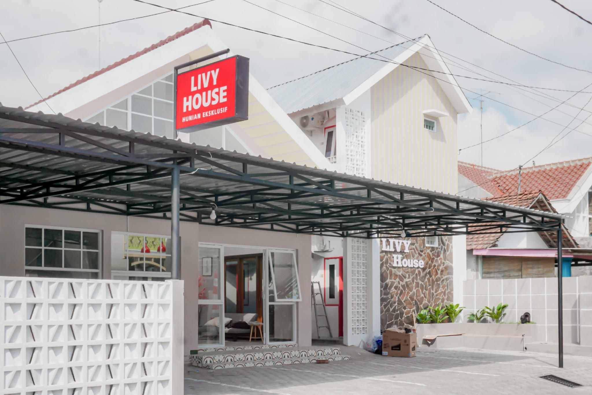 Urbanview Livy House Blitar