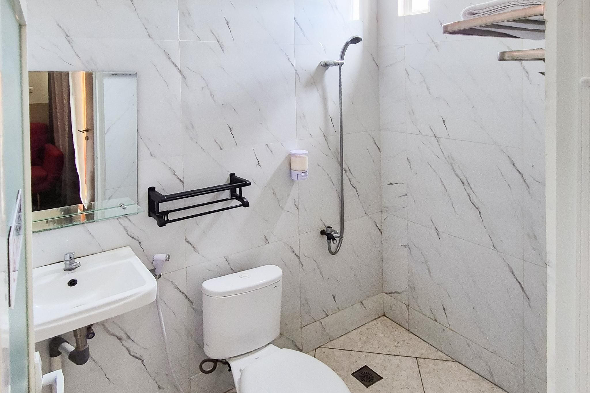 RedDoorz near Mutiara SIS Al Jufrie Airport Palu 3 Twin Room 3