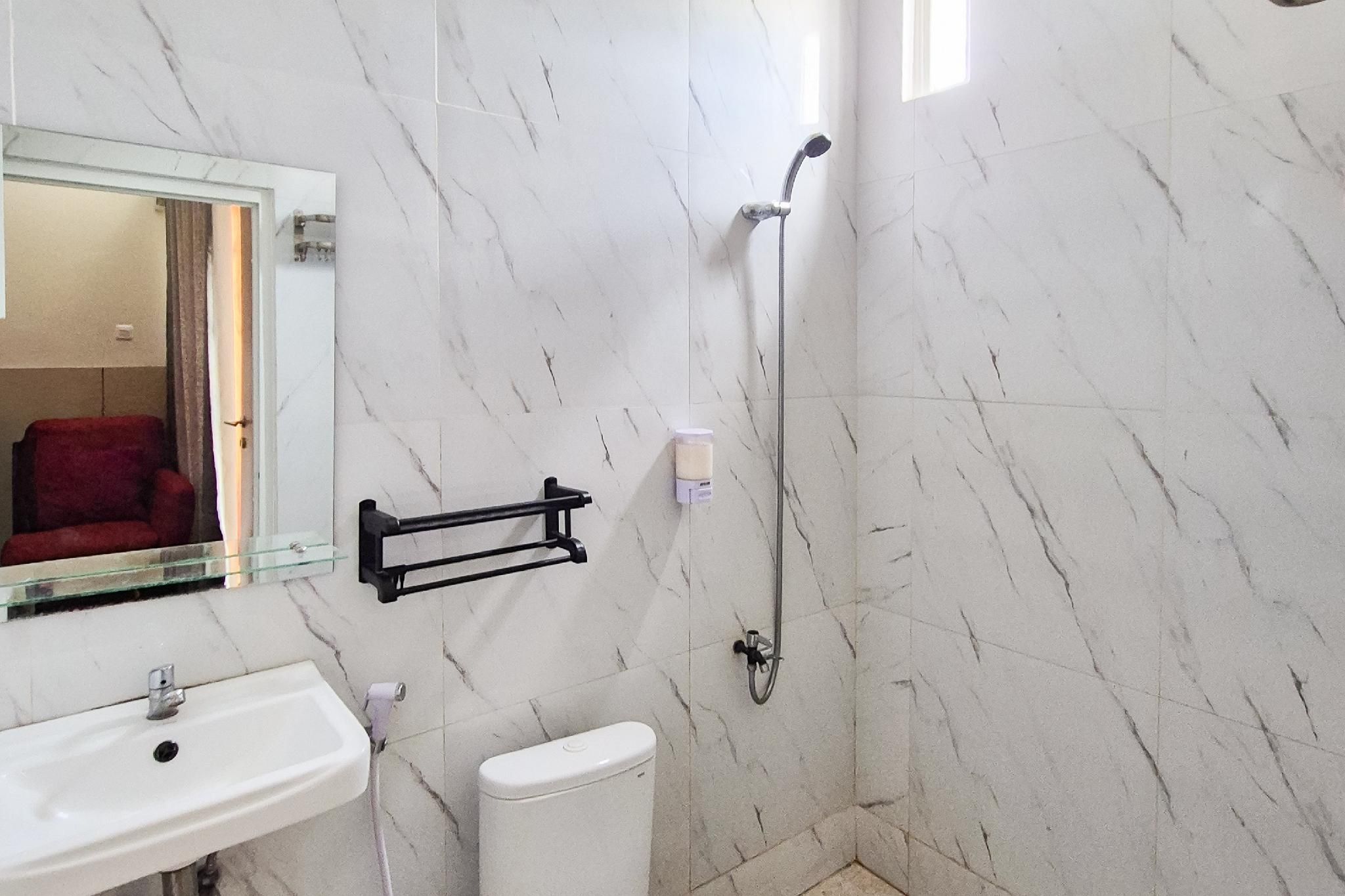 RedDoorz near Mutiara SIS Al Jufrie Airport Palu 3 Standard Room 2