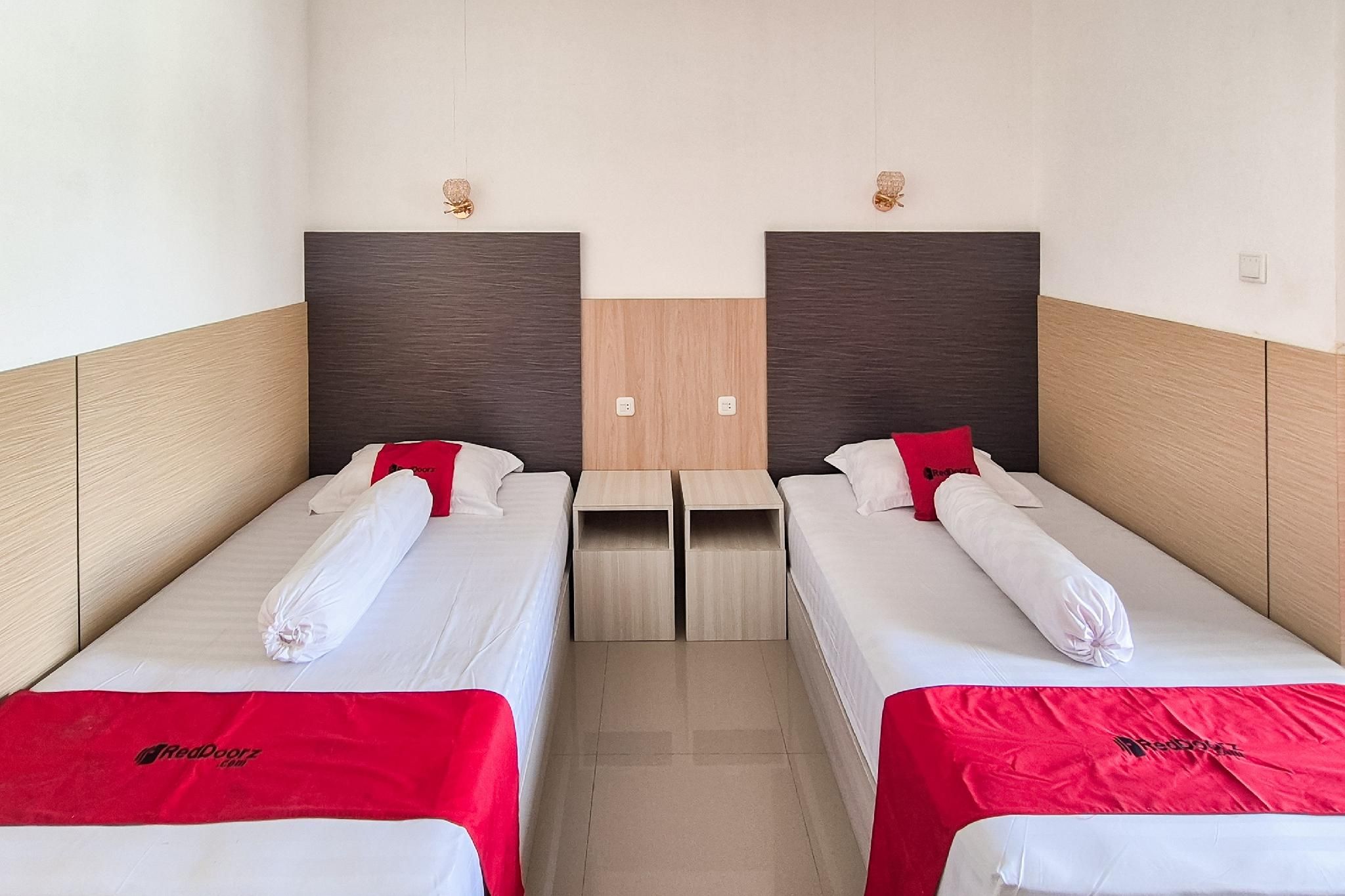 RedDoorz near Mutiara SIS Al Jufrie Airport Palu 3 Twin Room 2