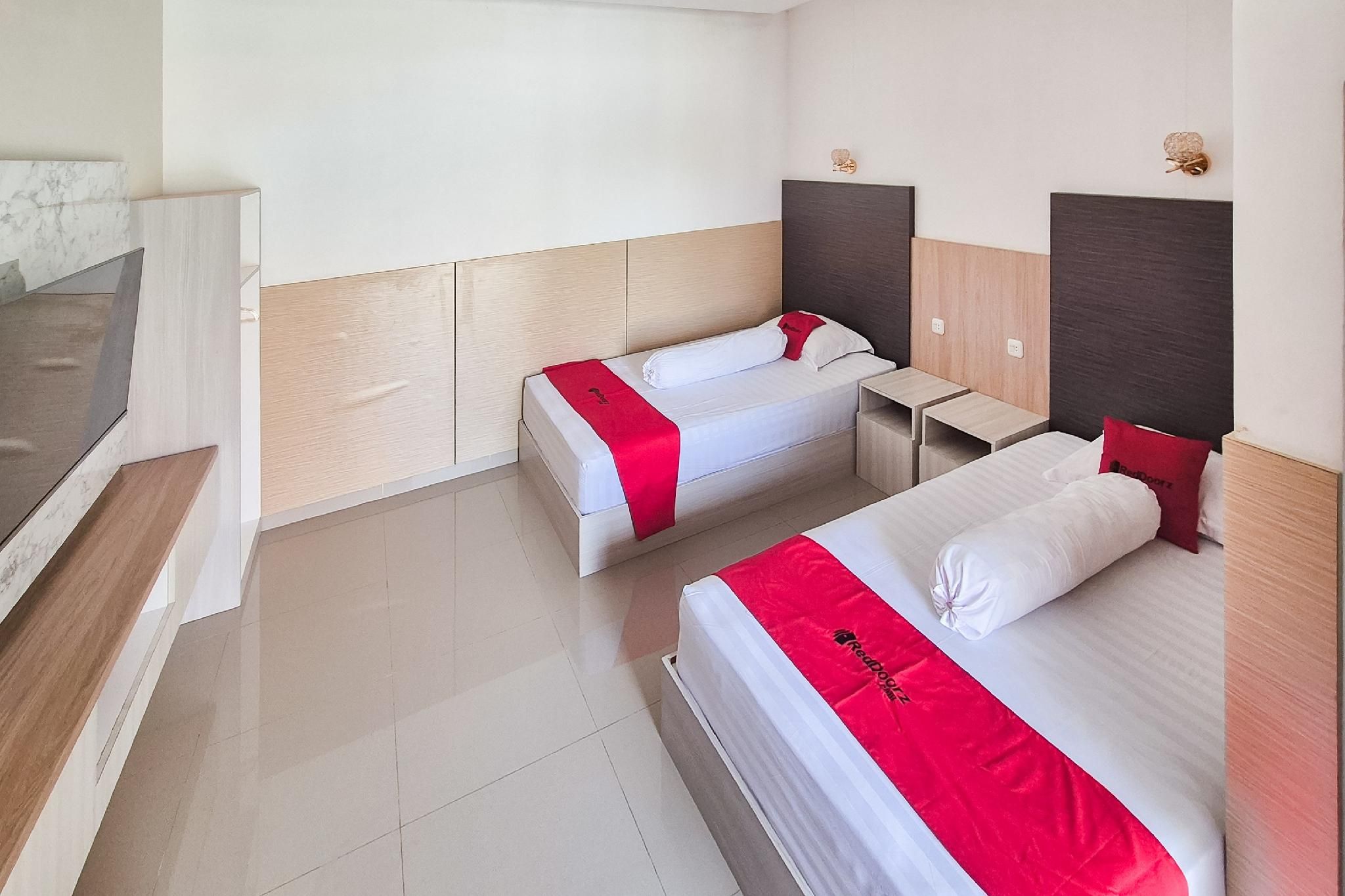RedDoorz near Mutiara SIS Al Jufrie Airport Palu 3 Twin Room