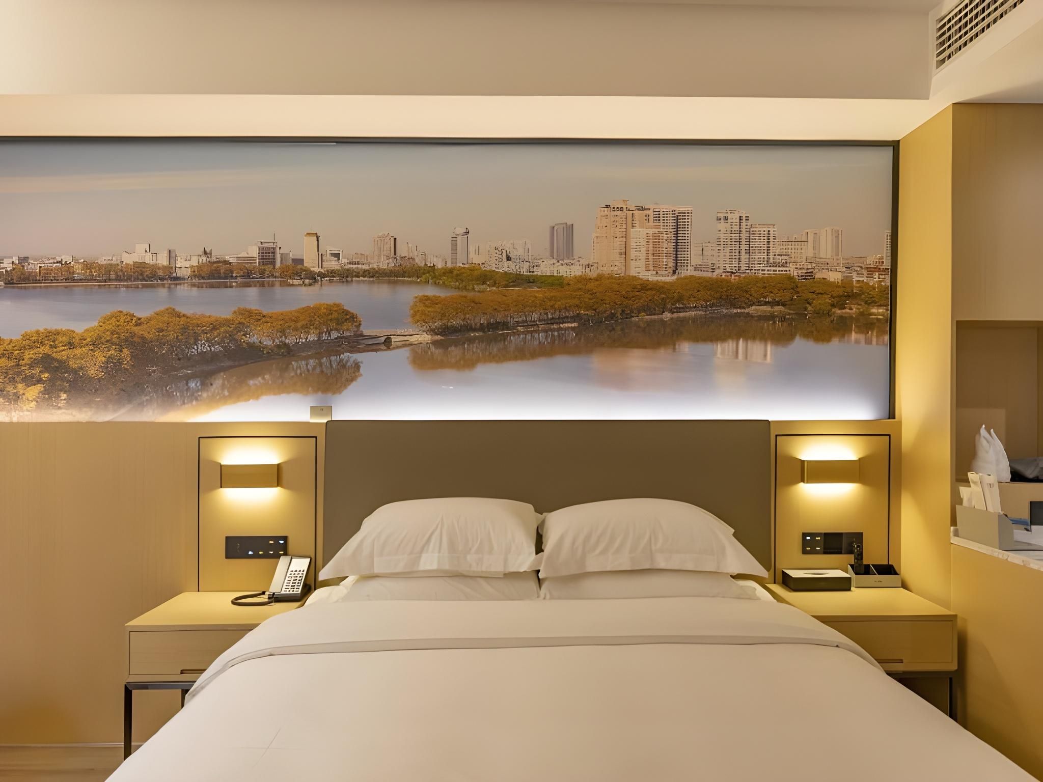 Hotel Queen Room