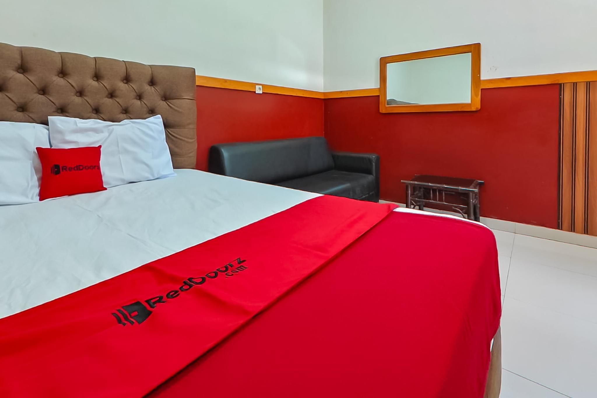 RedDoorz near Kopeng Salatiga Deluxe Room