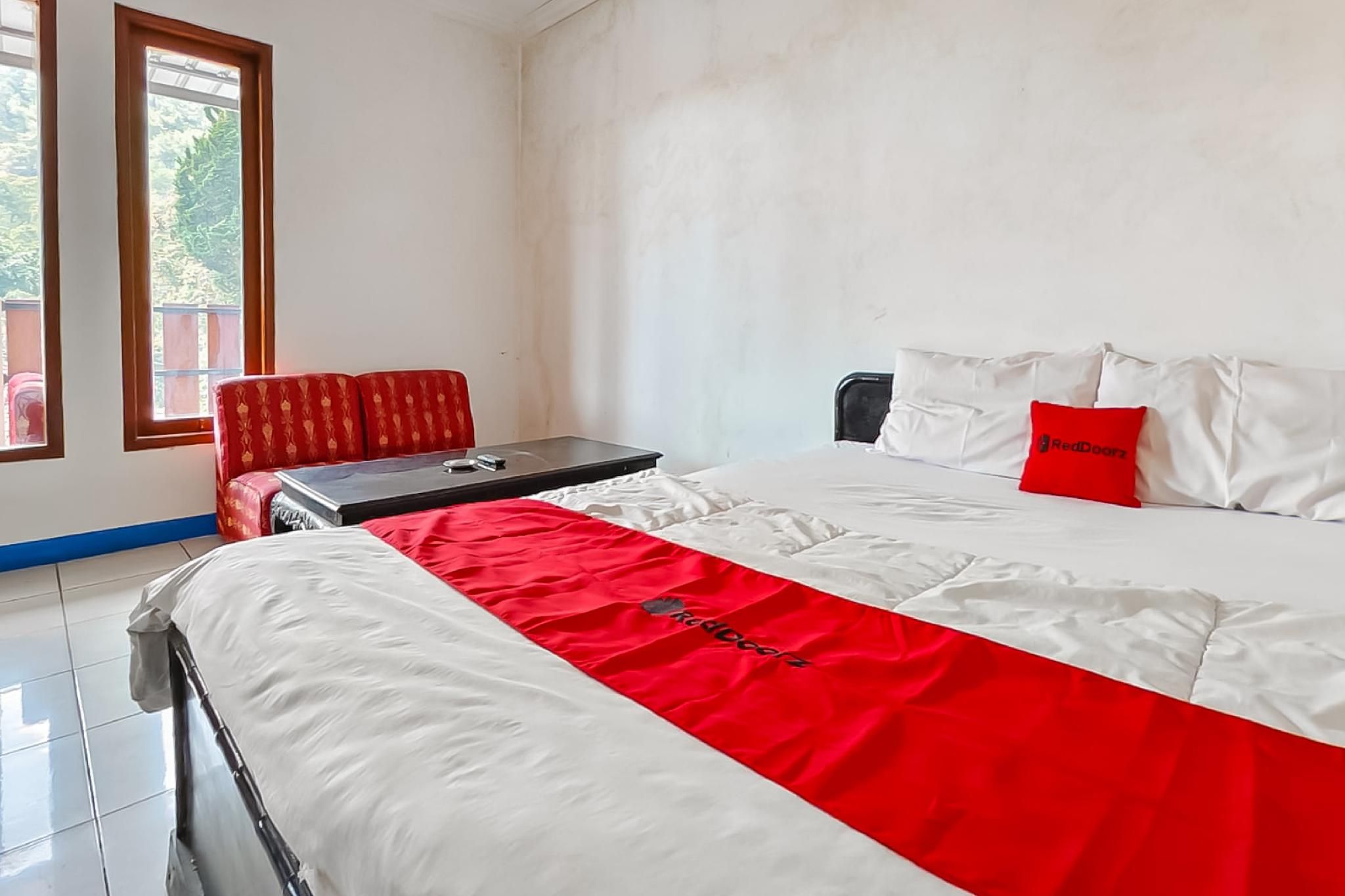 RedDoorz near Treetop Adventure Kopeng Standard Room