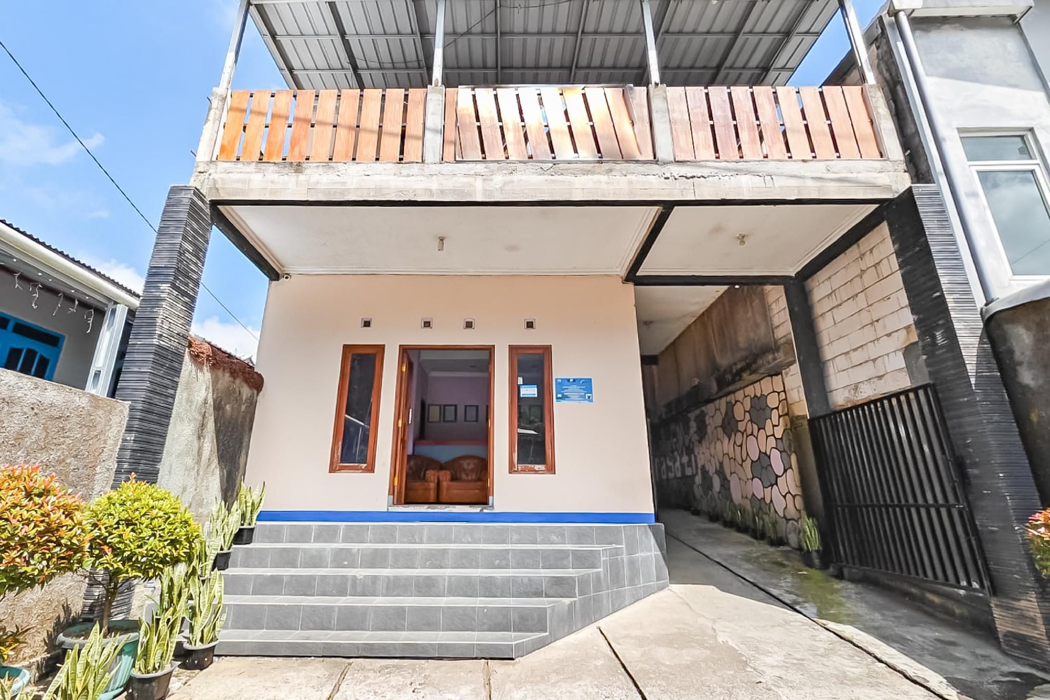 RedDoorz near Treetop Adventure Kopeng