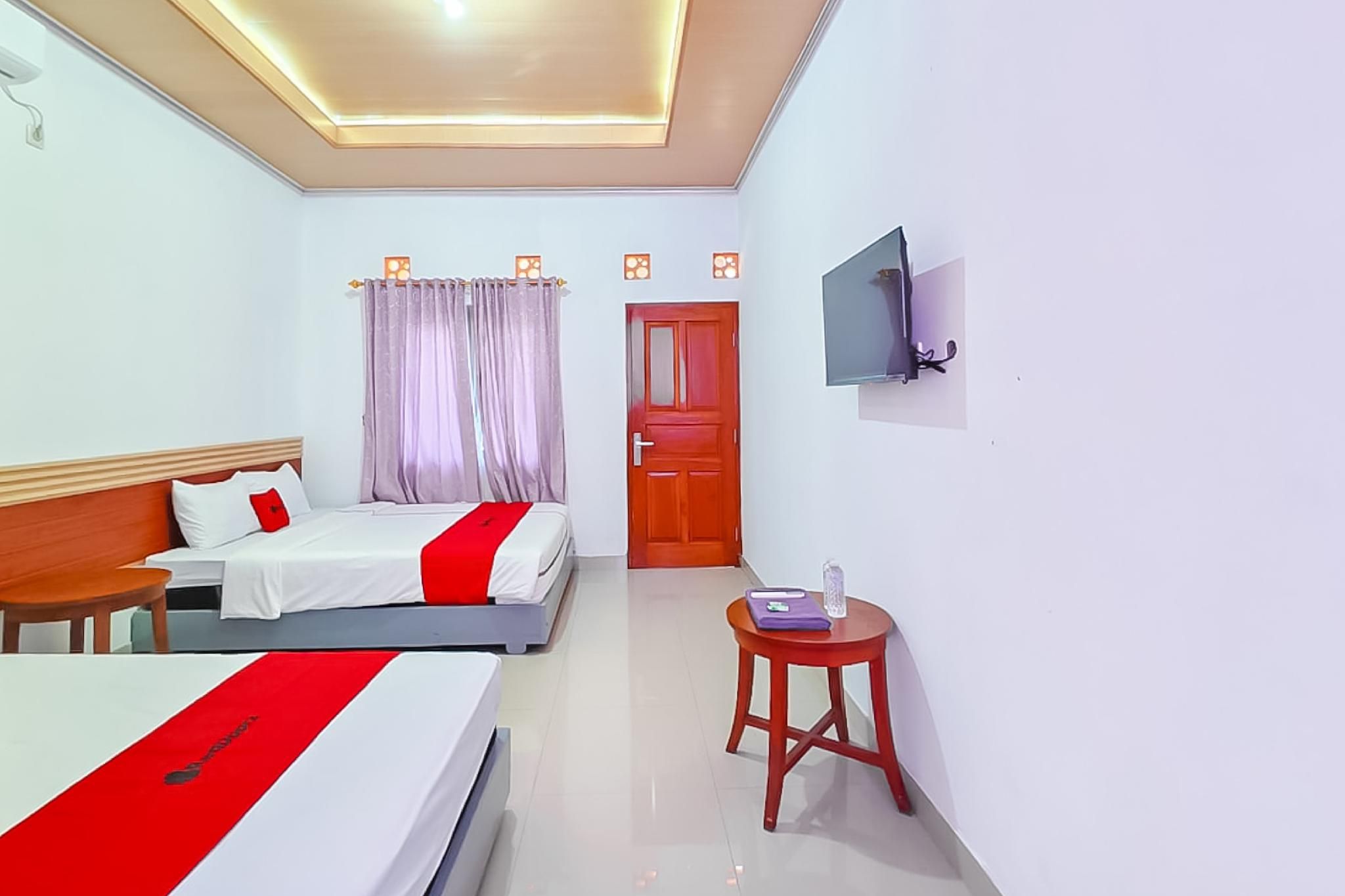 RedDoorz near Terminal Bus Tingkir Salatiga Family Room 3