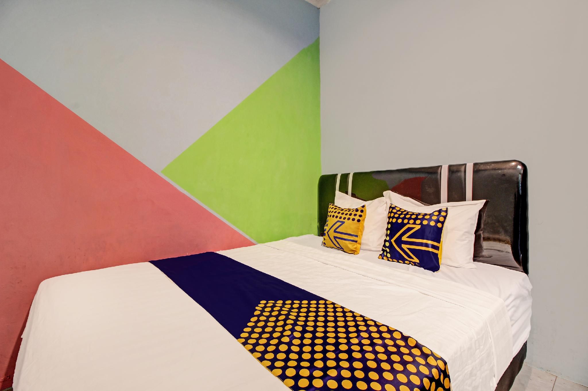 Dancenter Pacar Guesthouse Double Room with Air Conditioning 3