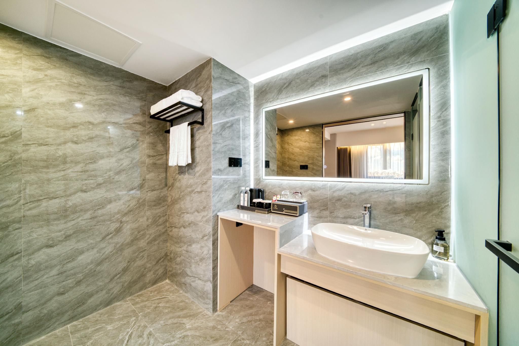 F02 Double Room, Queen Size Bed