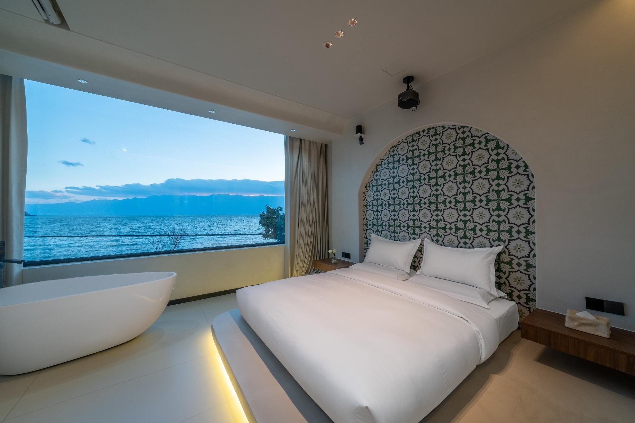GTR - Guest Room with One 1.8M Bed