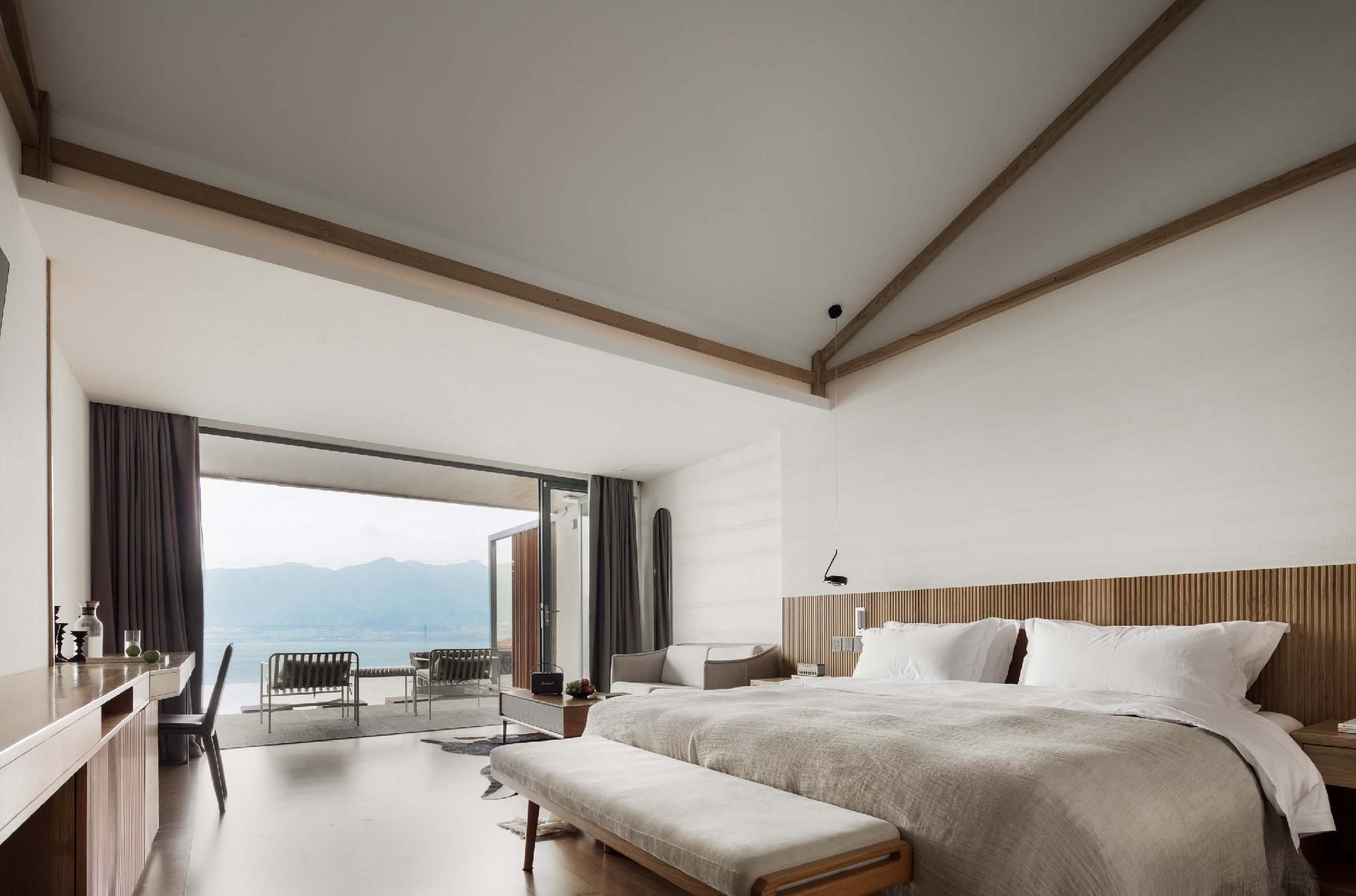 Queen Superior Room