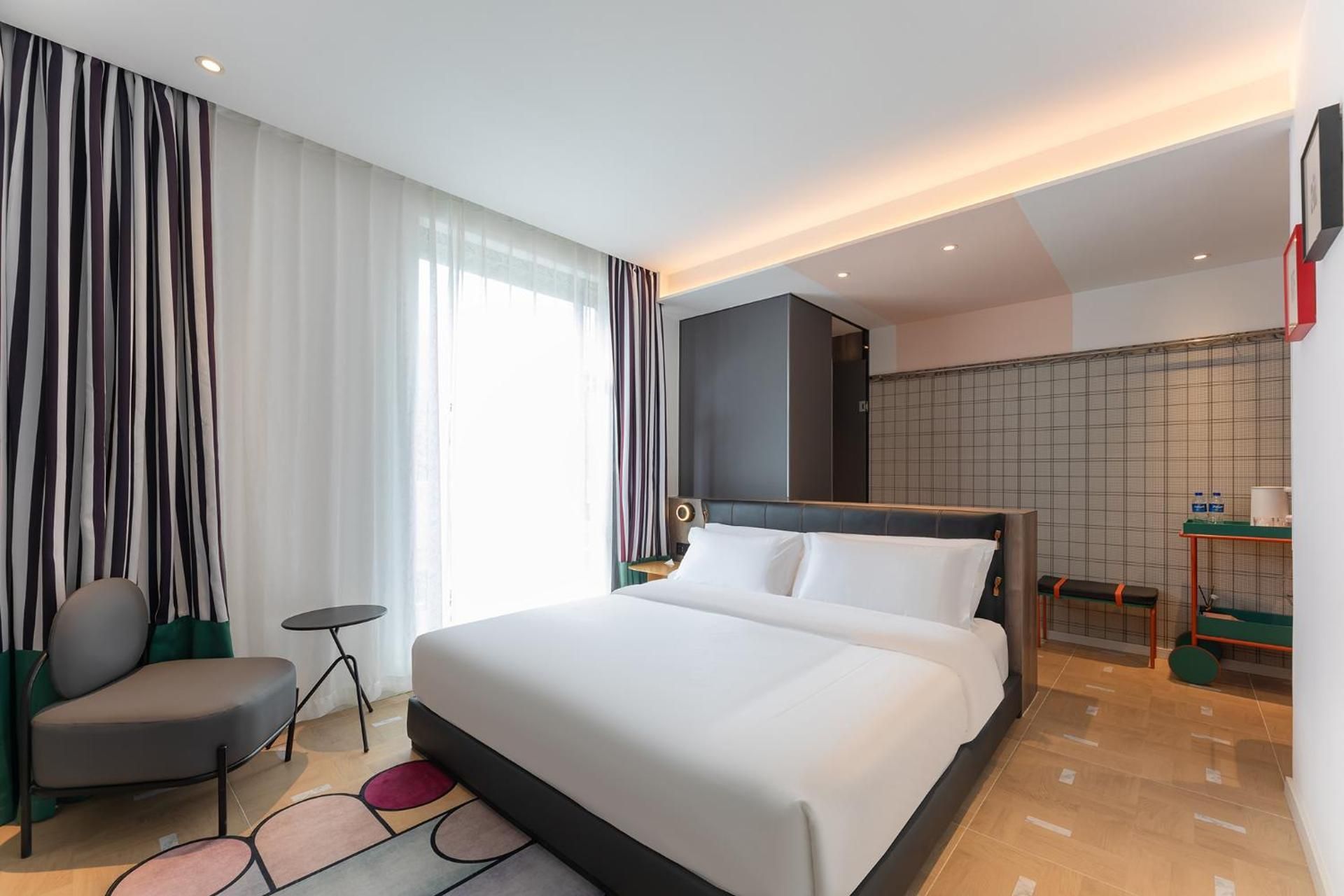 Stand Queen Room