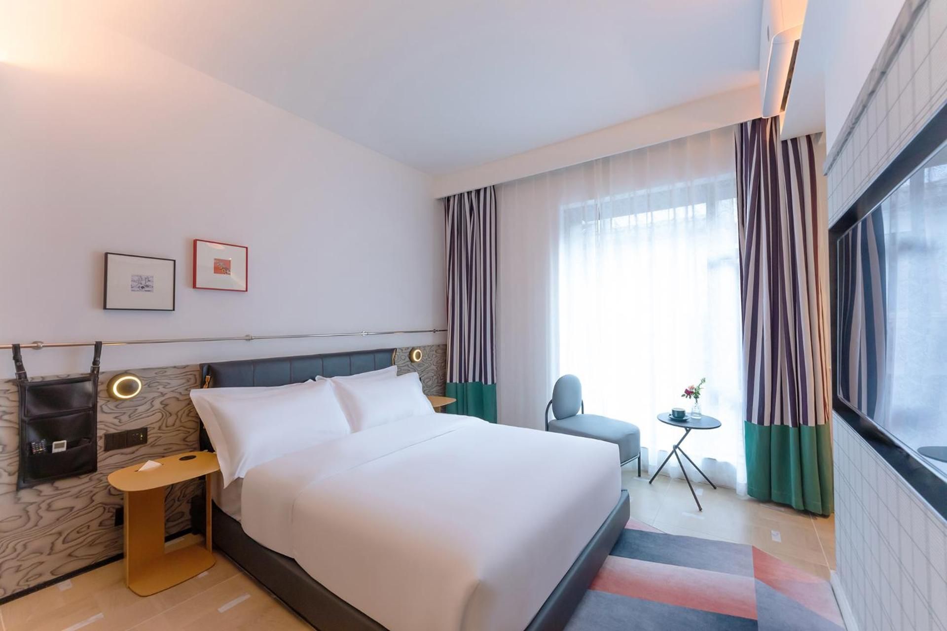Stand Queen Room