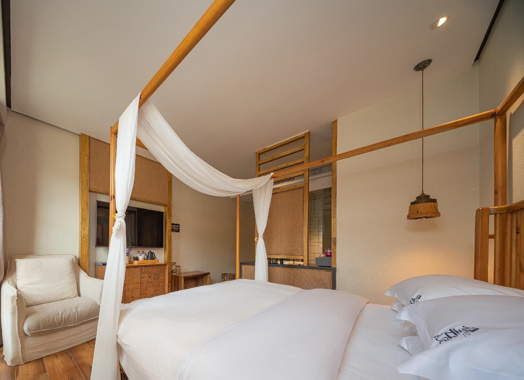 Huazhu - Room With Bed