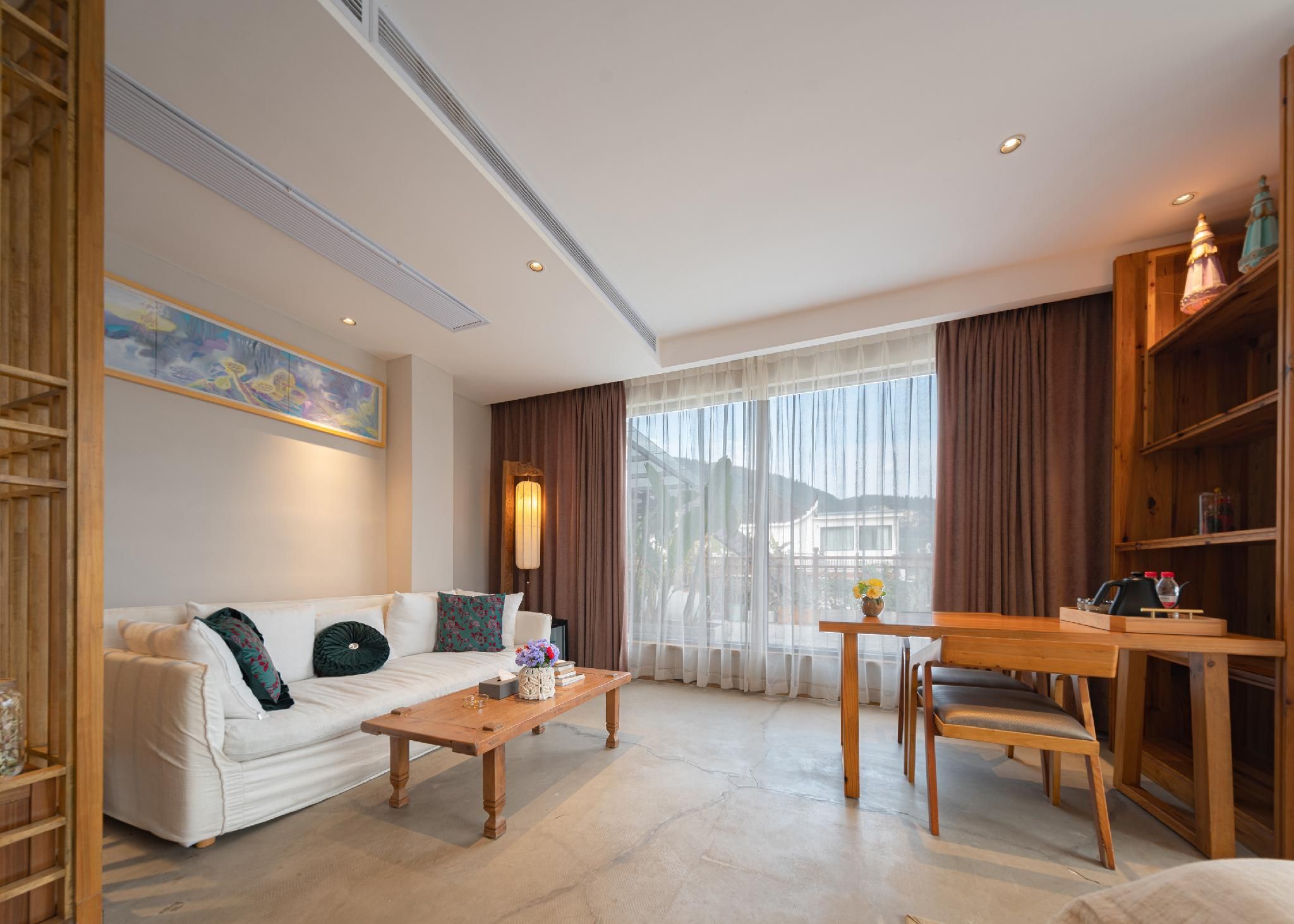 Suite with Bathtub