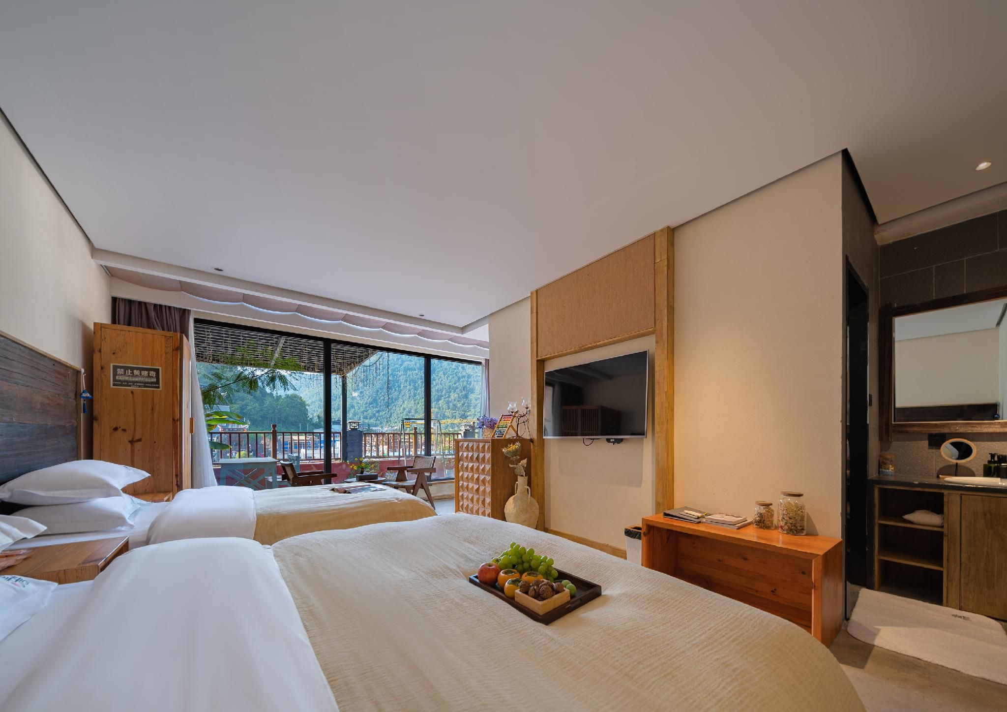 Family Room with Nature - Kid-Friendly