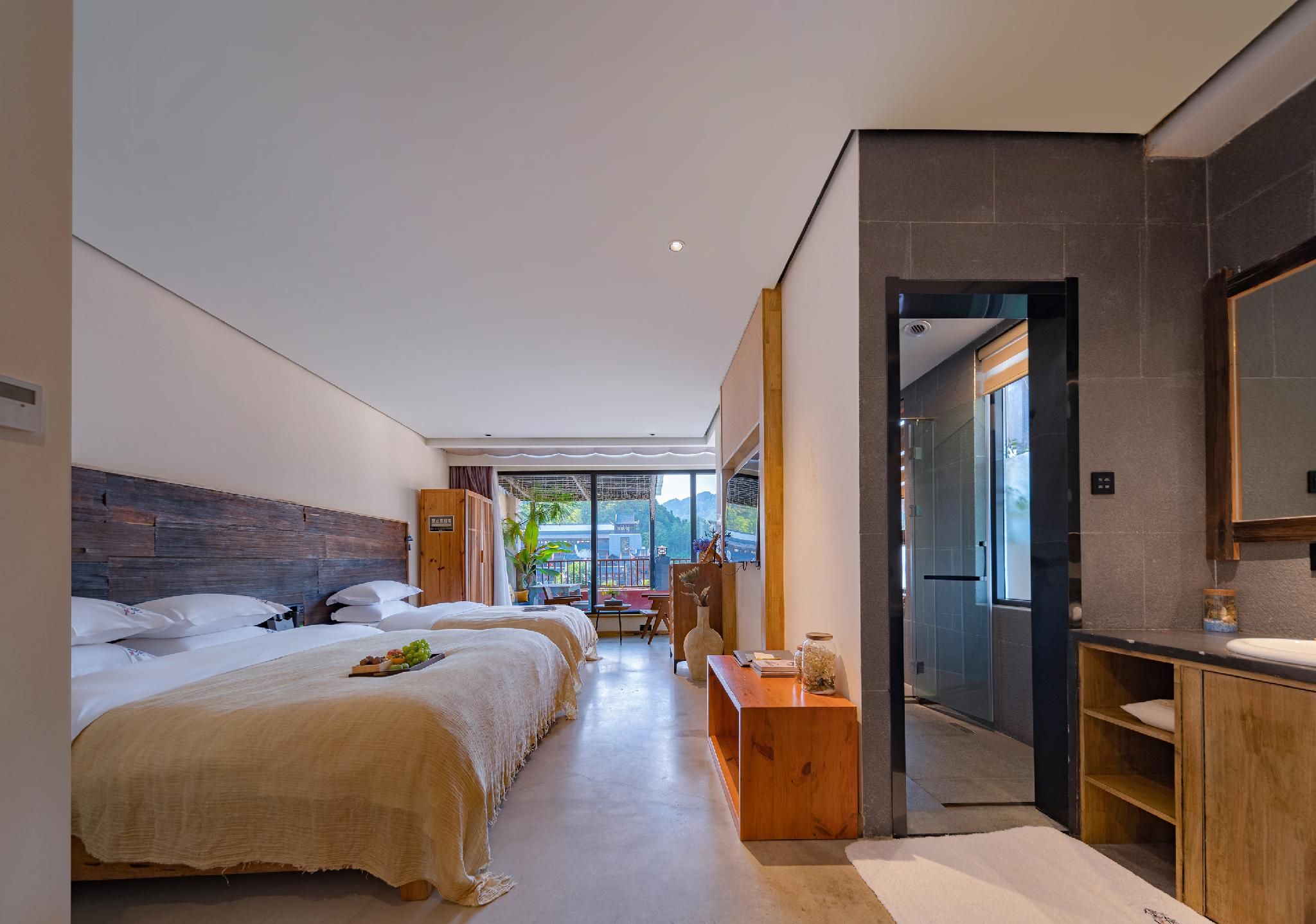 Family Room with Nature - Kid-Friendly
