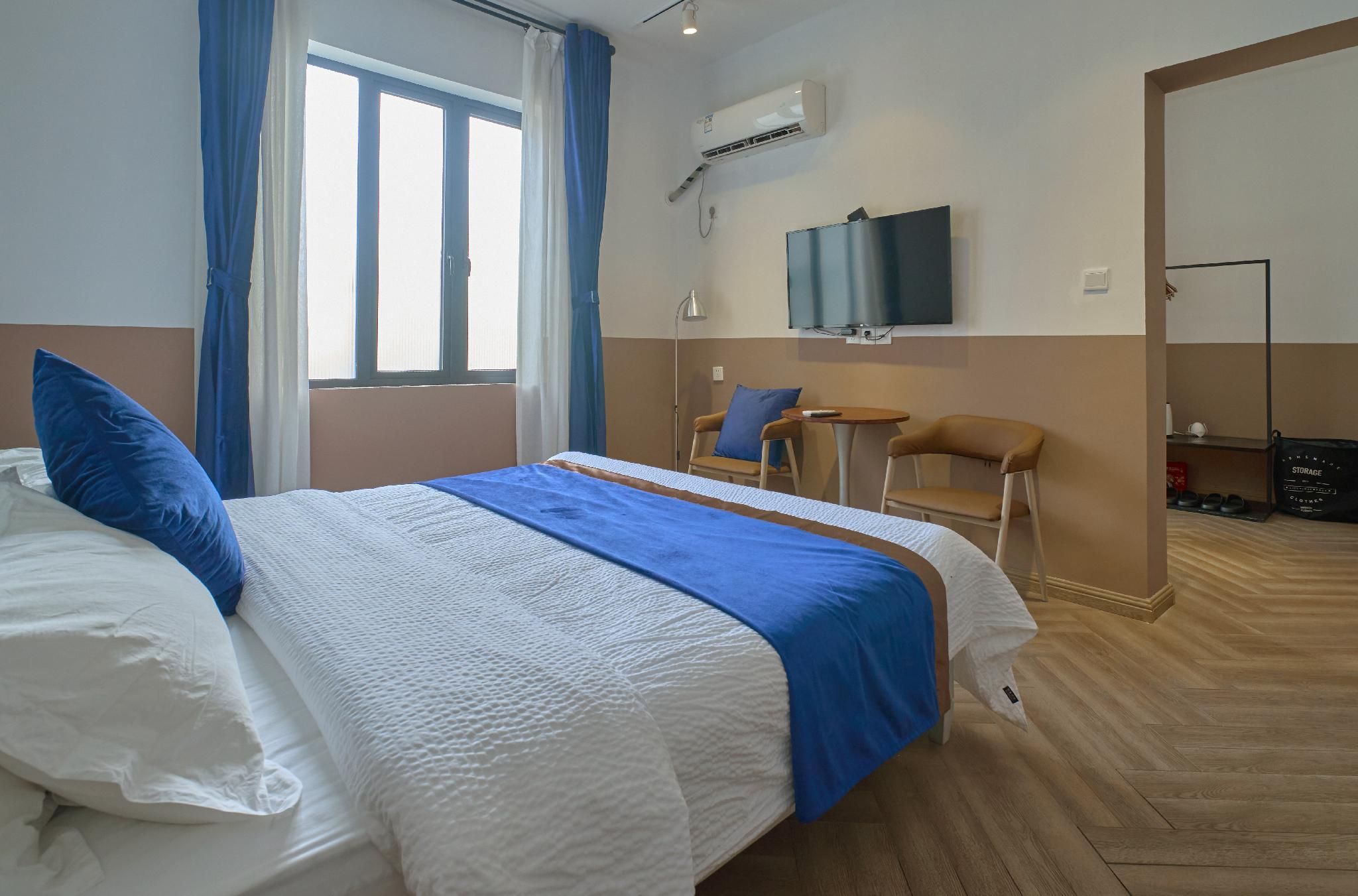 Family Room with Nature - Kid-Friendly