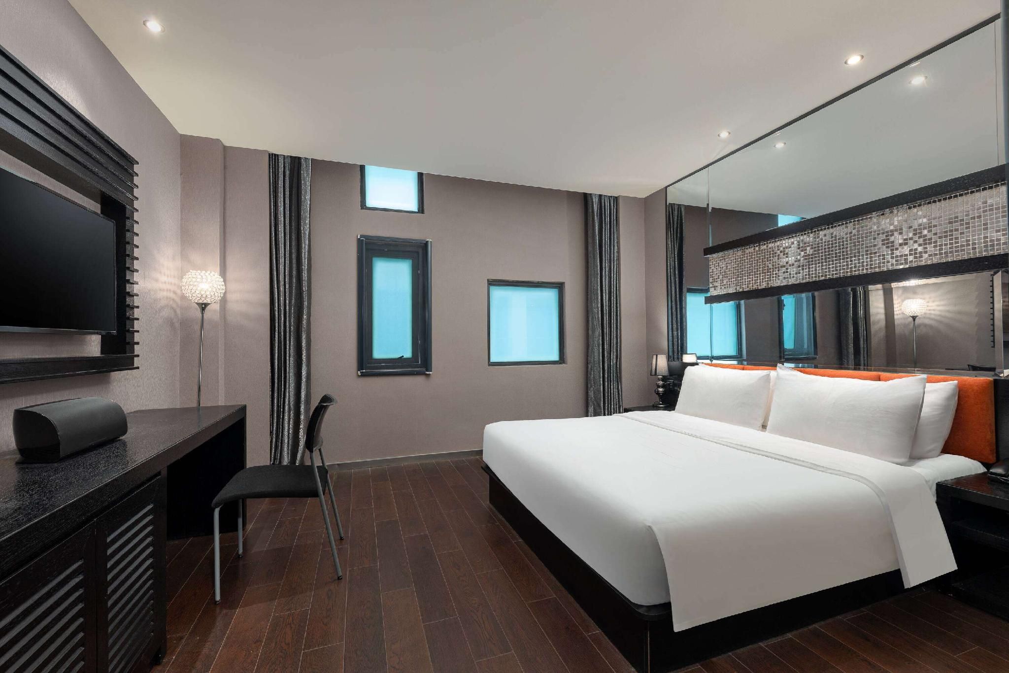 1 King Bed, Business Room, Non-Smoking