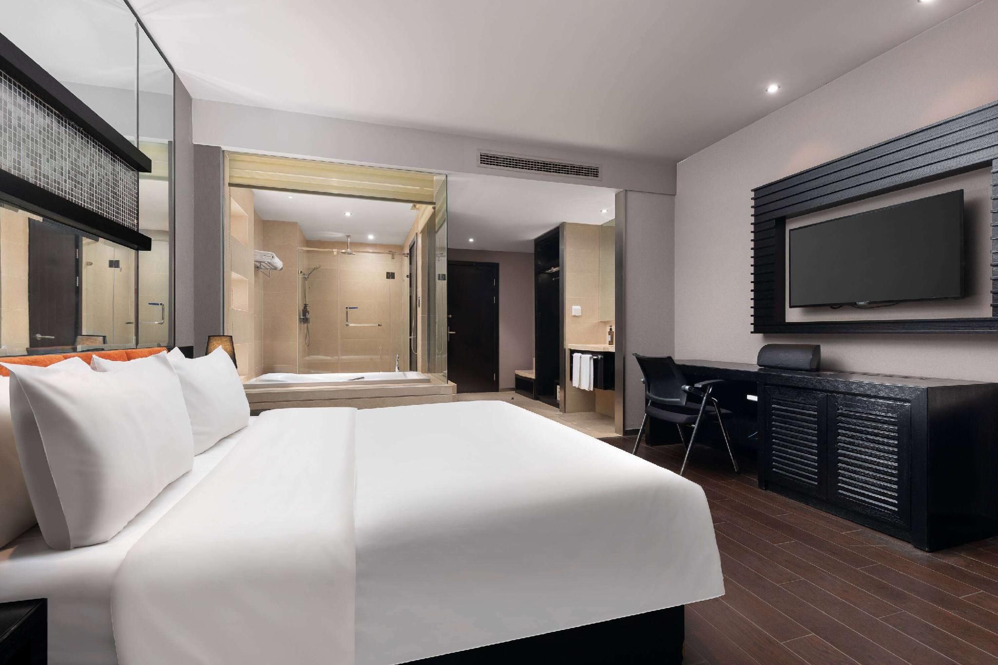 1 King Bed, Deluxe Room, Non-Smoking