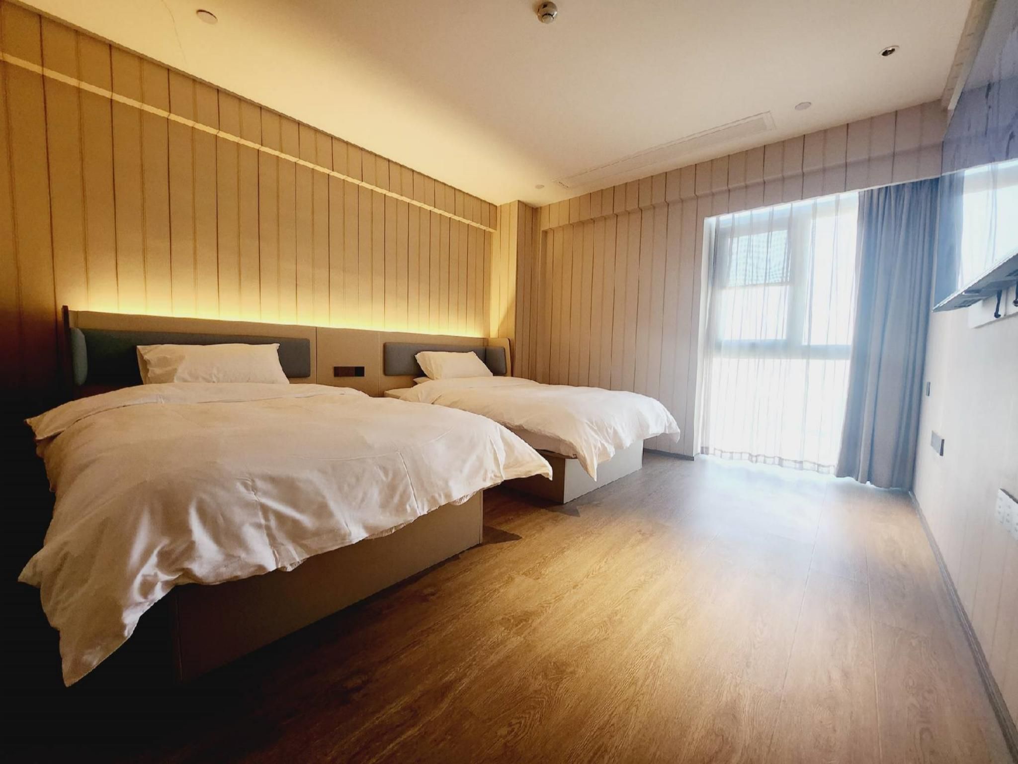 Huazhu - Suite With Twin Bed