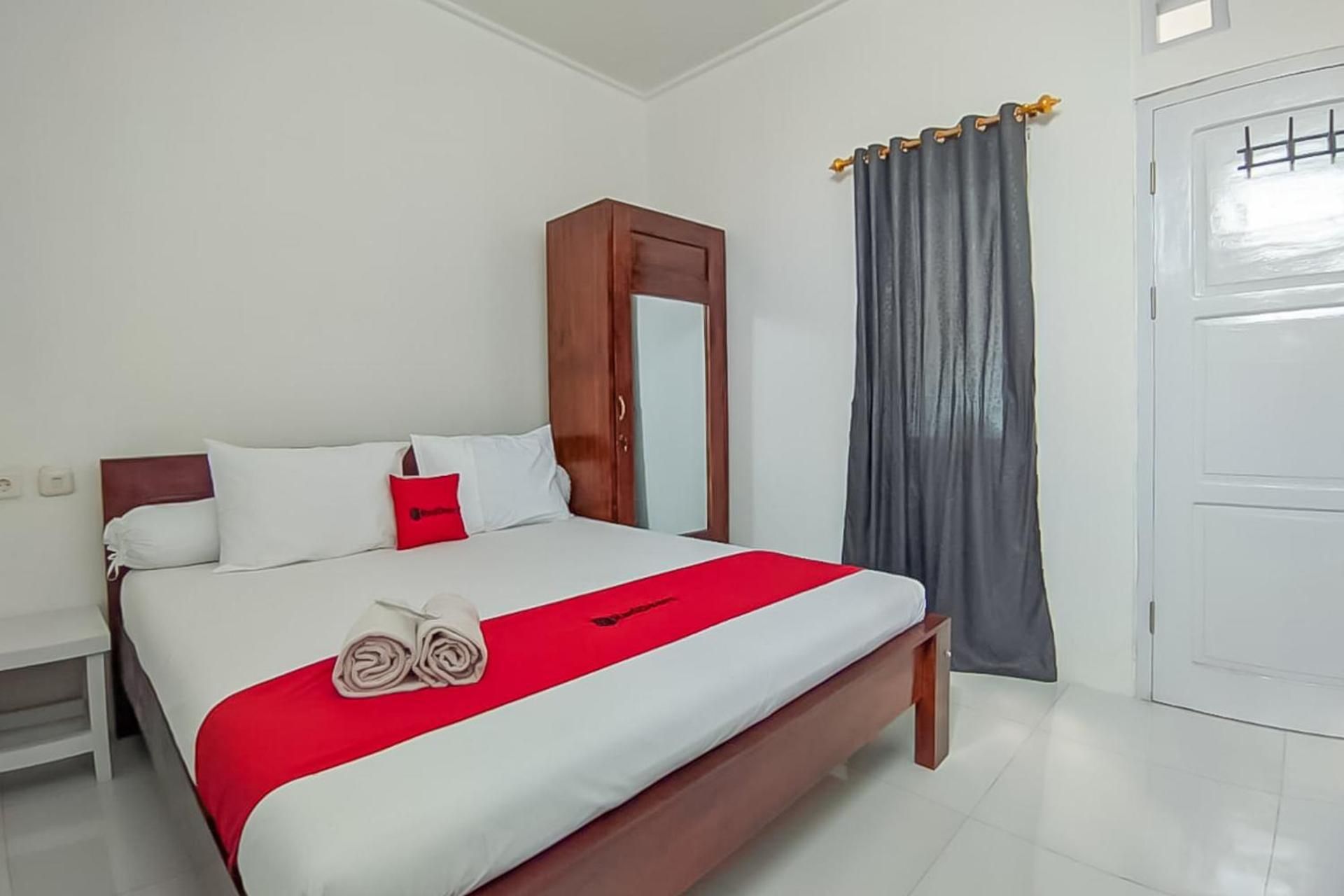 Standard Double Room with Shared Bathroom