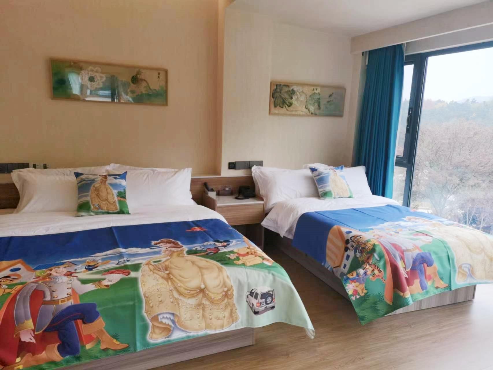 Family Room with Nature - Kid-Friendly