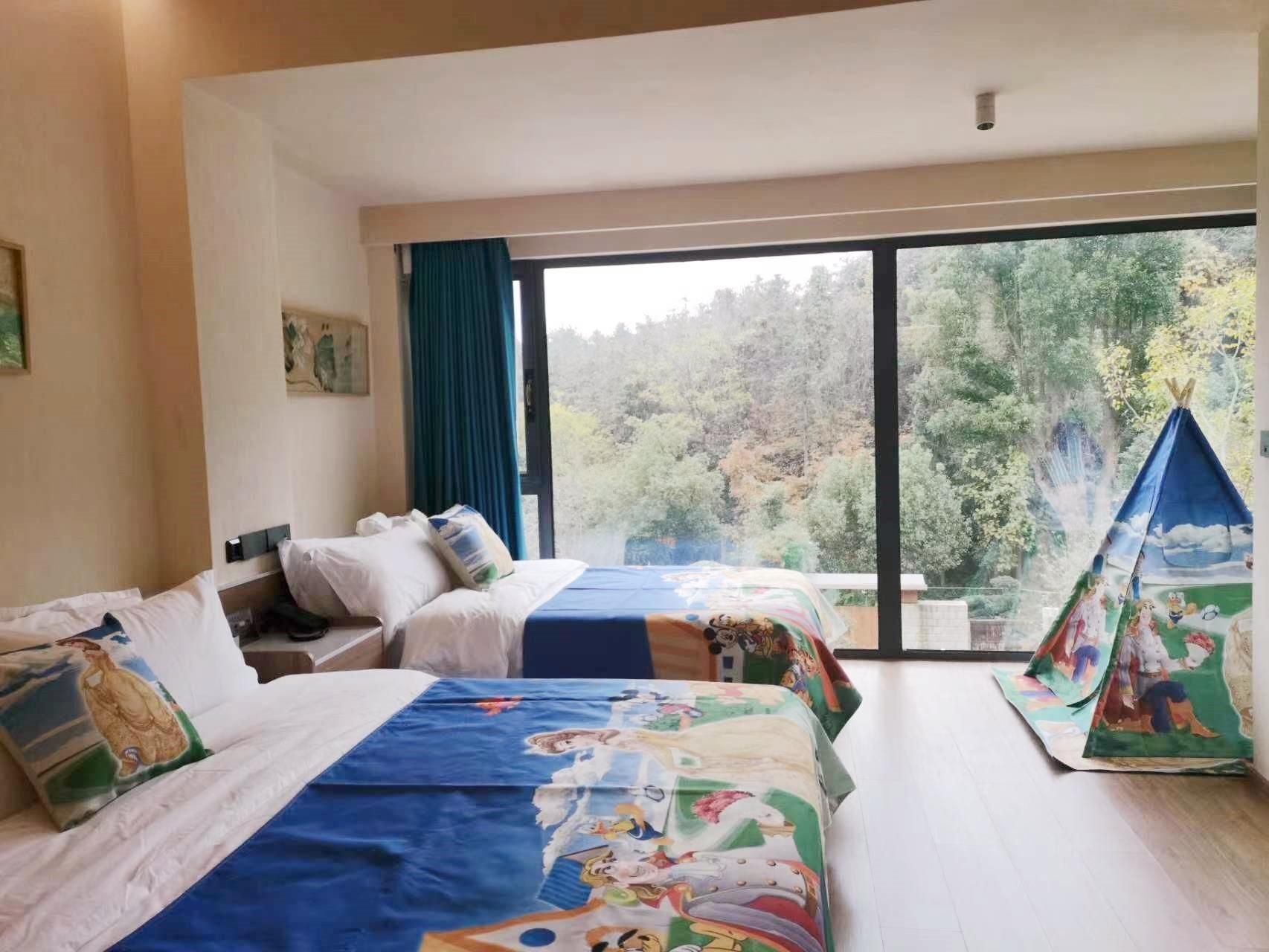 Family Room with Nature - Kid-Friendly