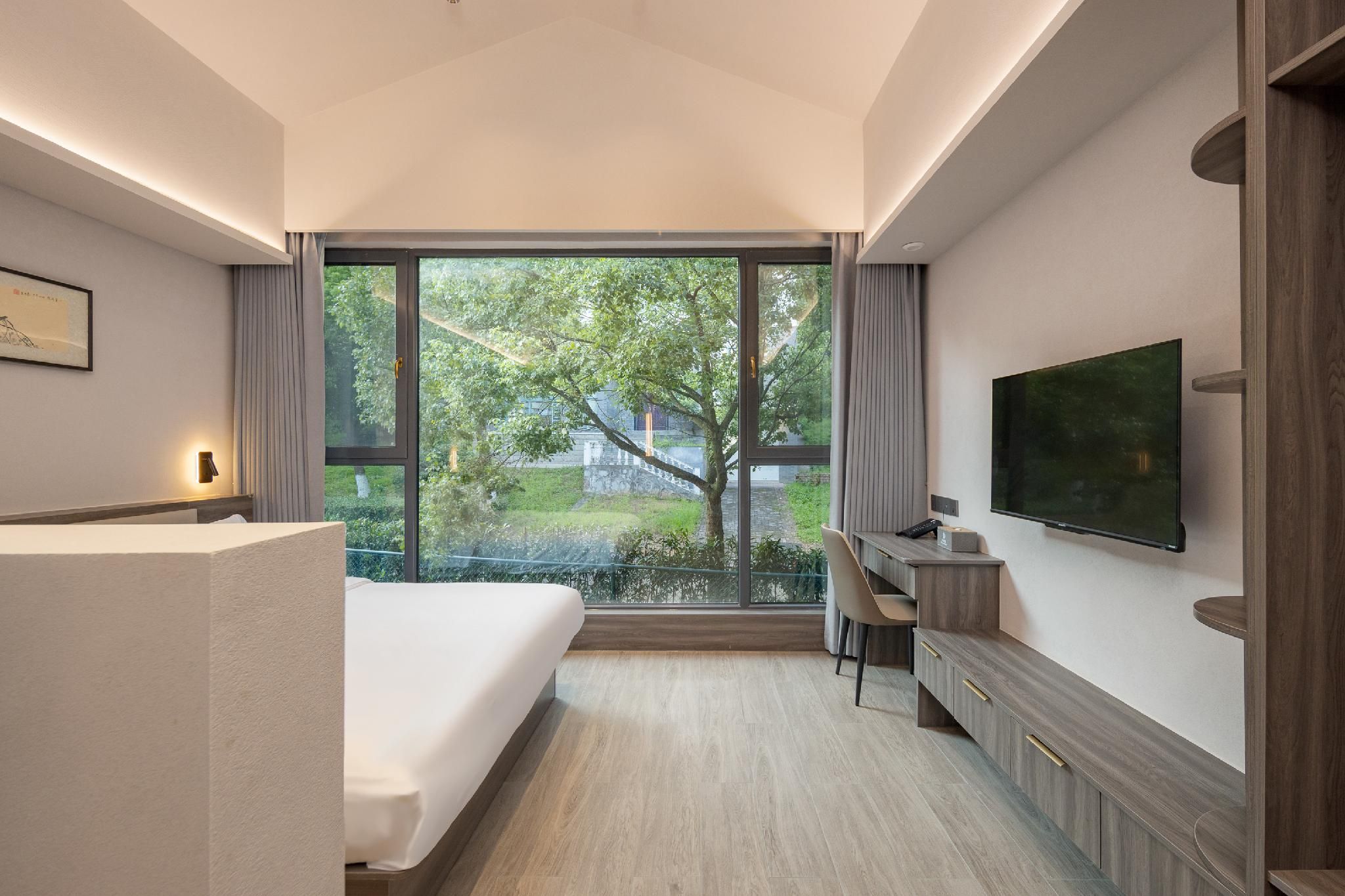 Mountain View Queen Room