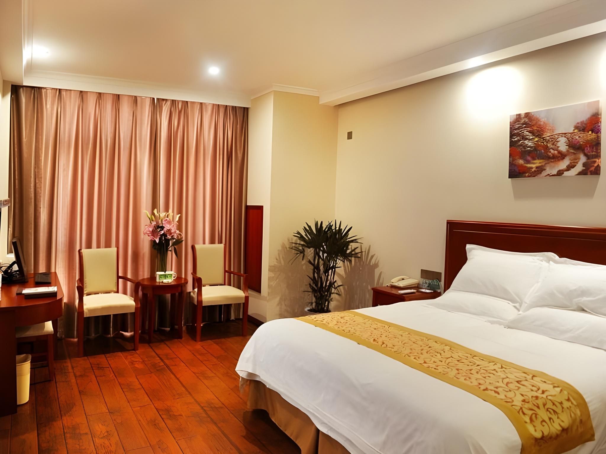 Hotel Queen Room