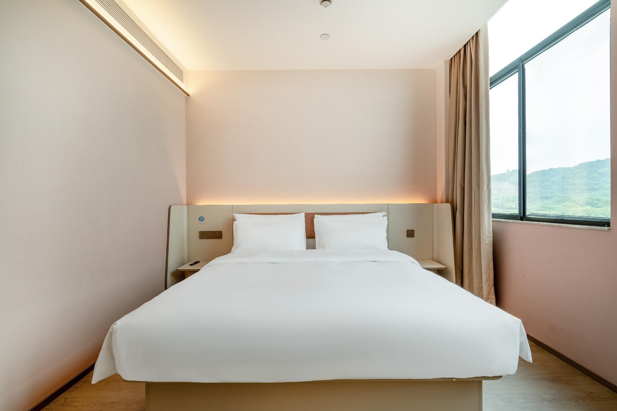 Huazhu - Room With Bed