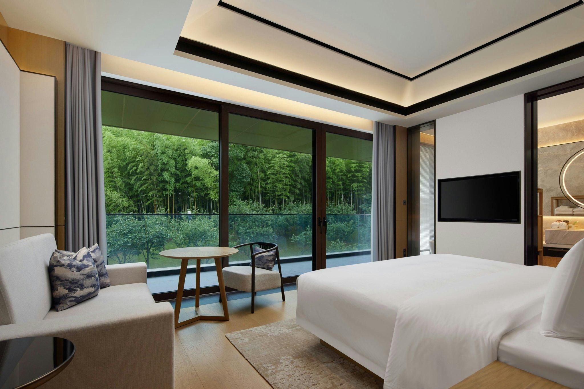 Family Suite, 1 King or Double bunk, Sofa bed, Mountain view, Balcony