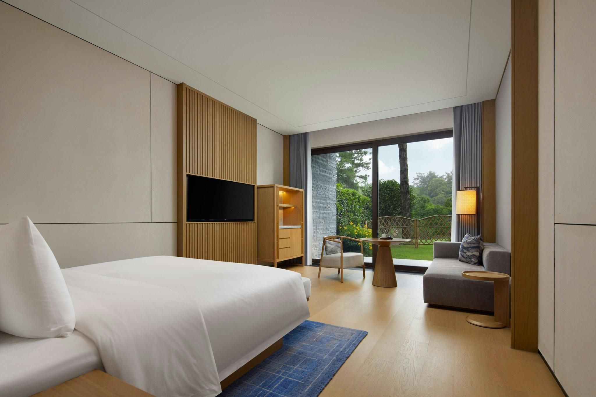Guest room, 1 Queen, Garden View