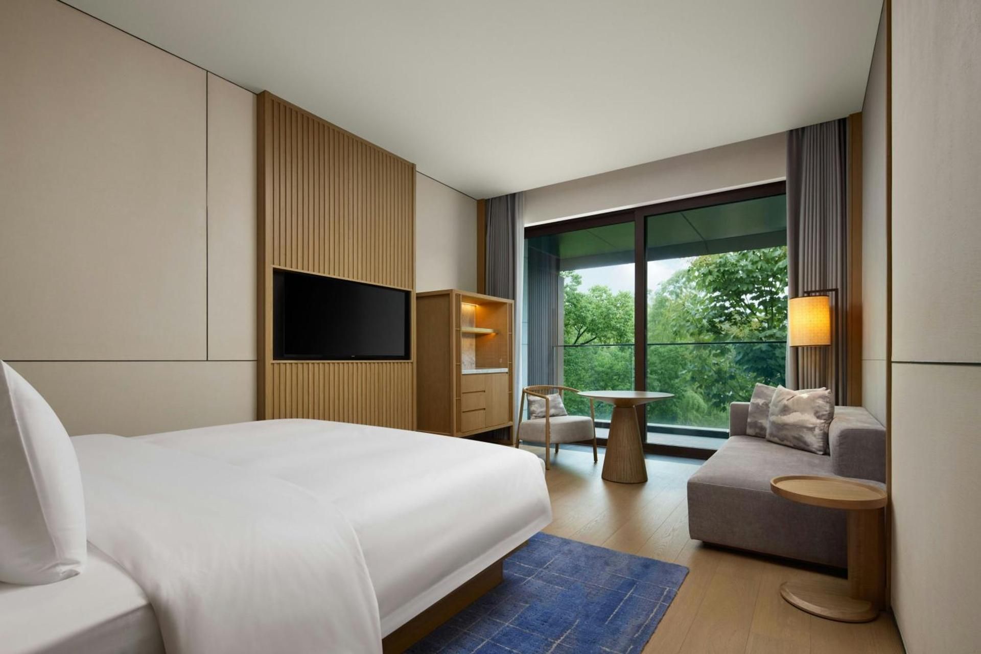 Queen Room with Lake View and Balcony
