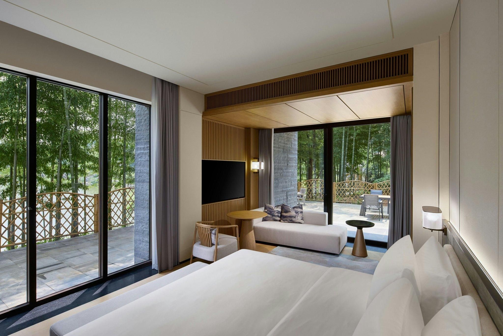 Suite, 1 King, Sofa bed, Lake view, Balcony