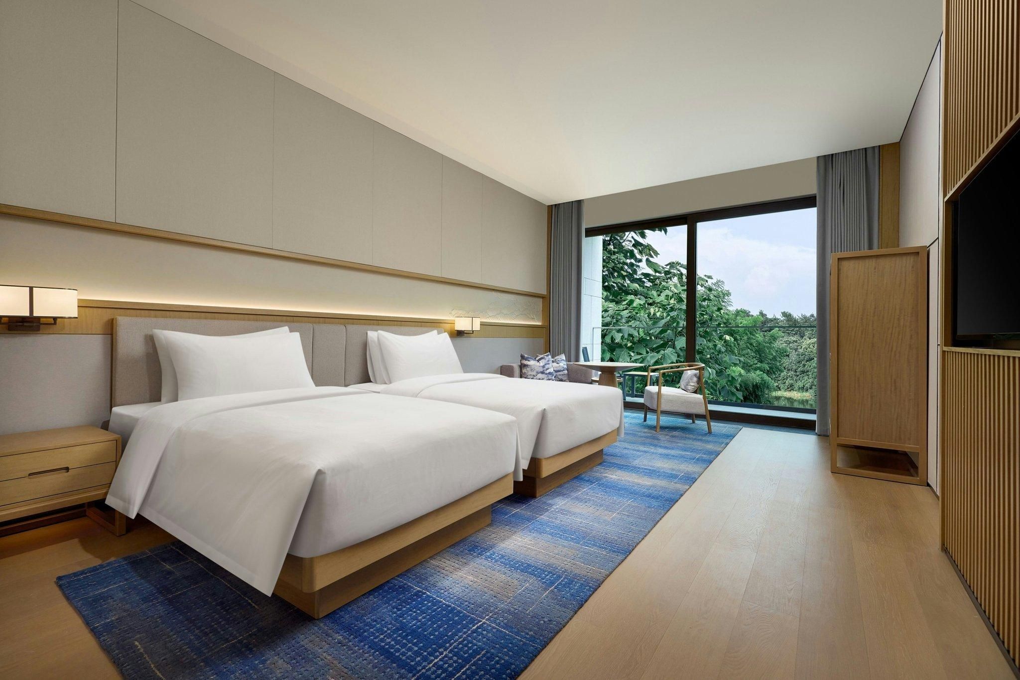 Guest room, 2 Twin, Lake view, Balcony