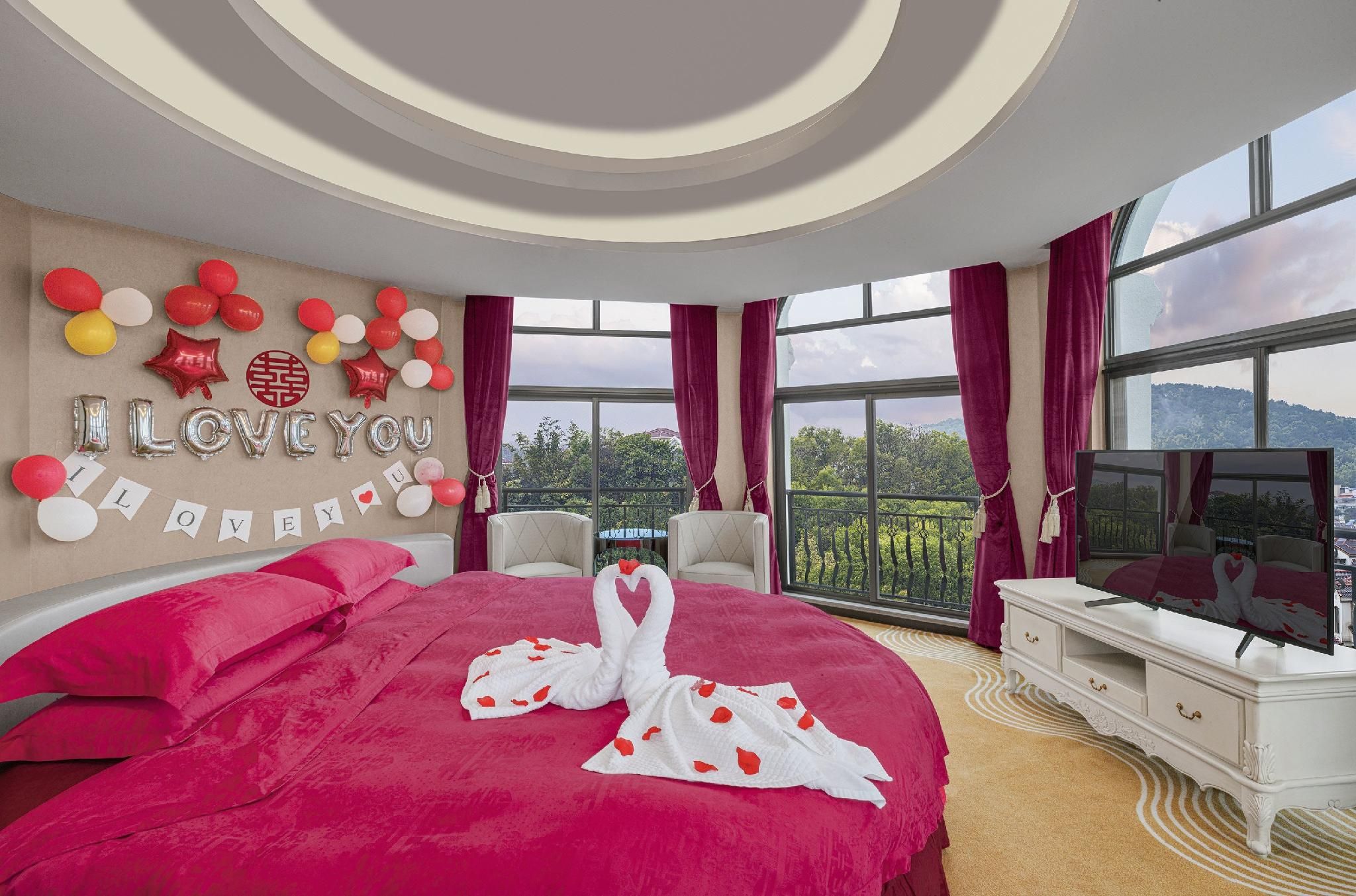 Honeymoon Suite - Romantic