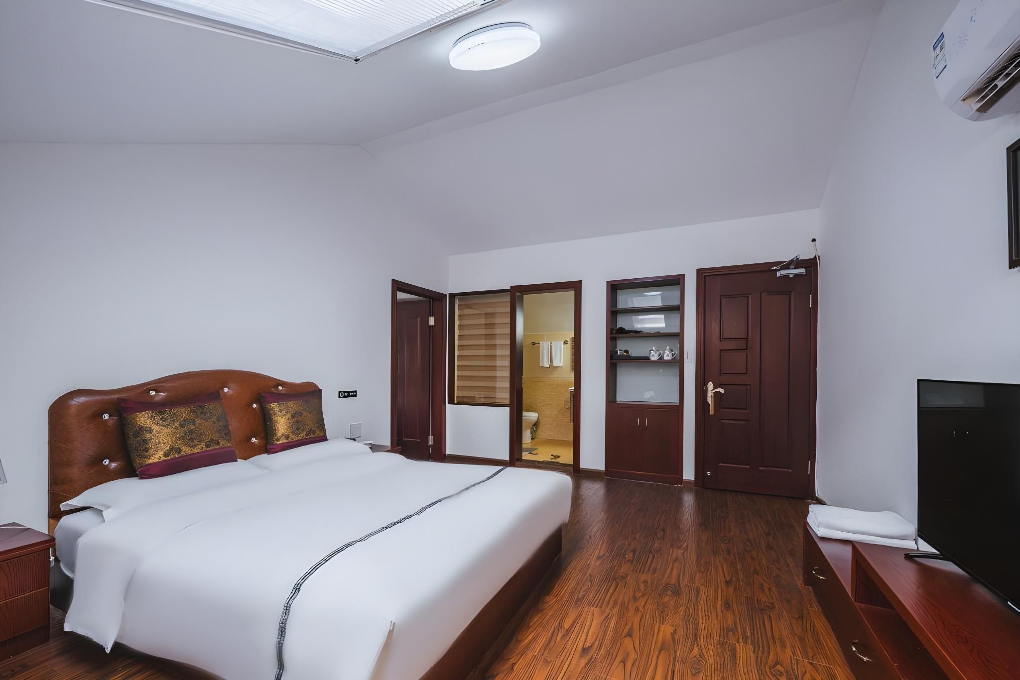 Family Room for 5 Adults