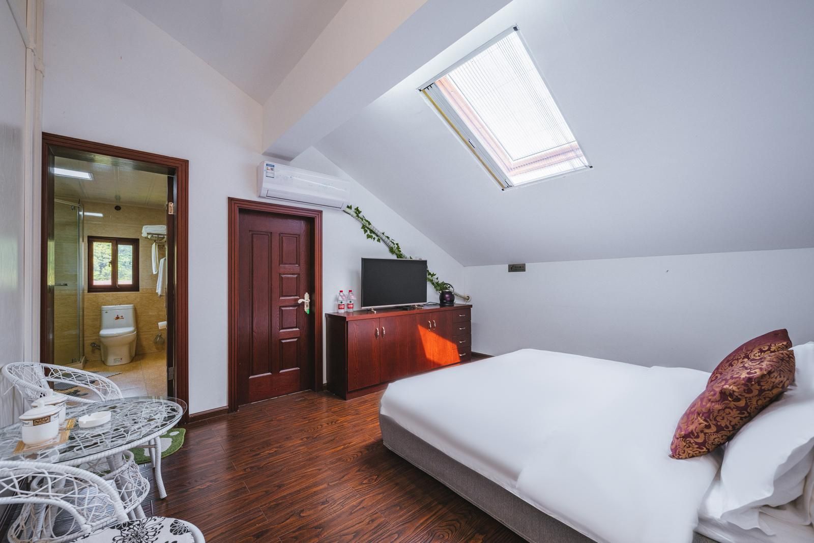 Floral Hotel ·Zuiling Shaoxing Wangtan Triple Bed Room With Air Conditioning