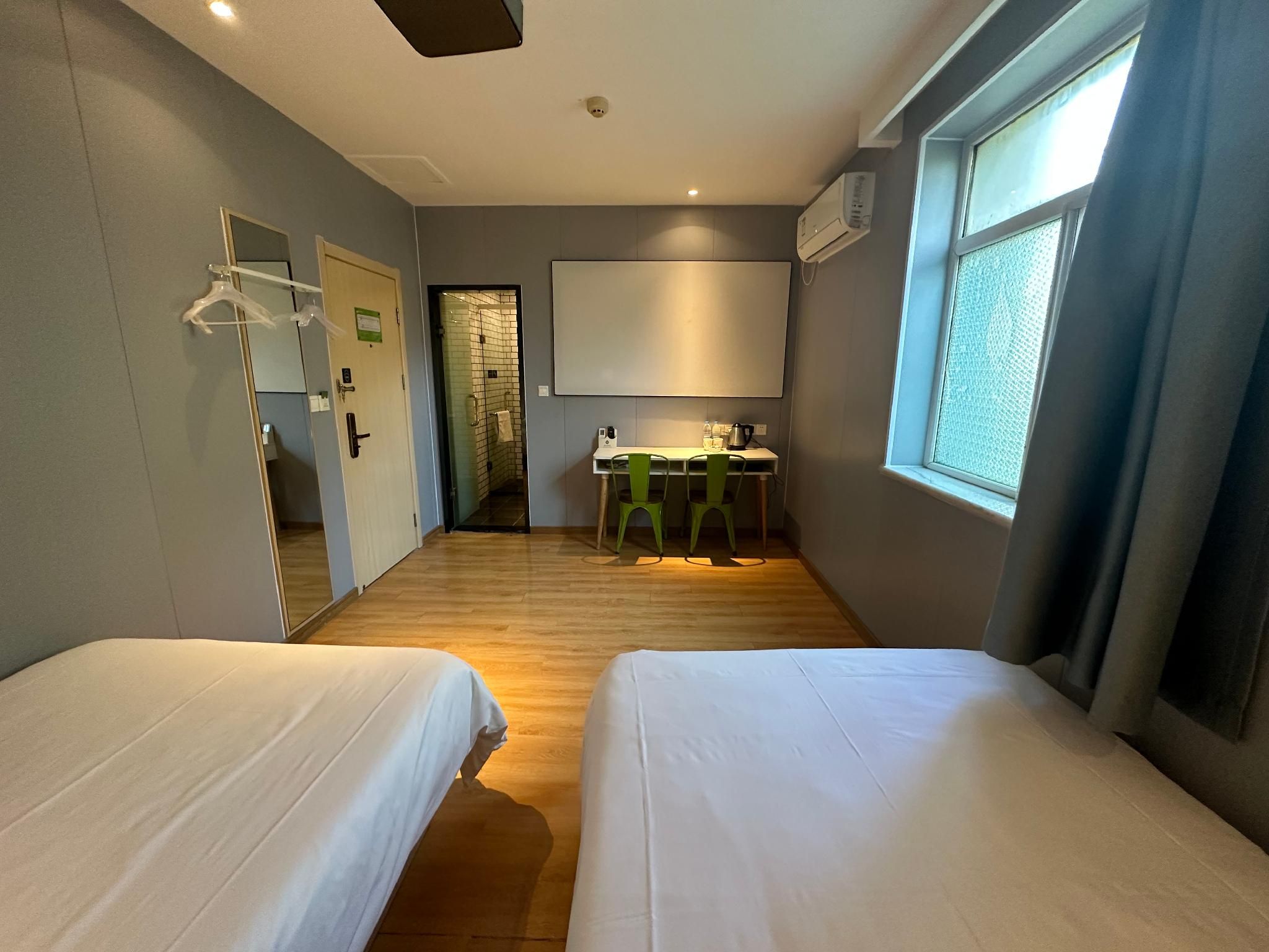 Audio-visual Twin Room