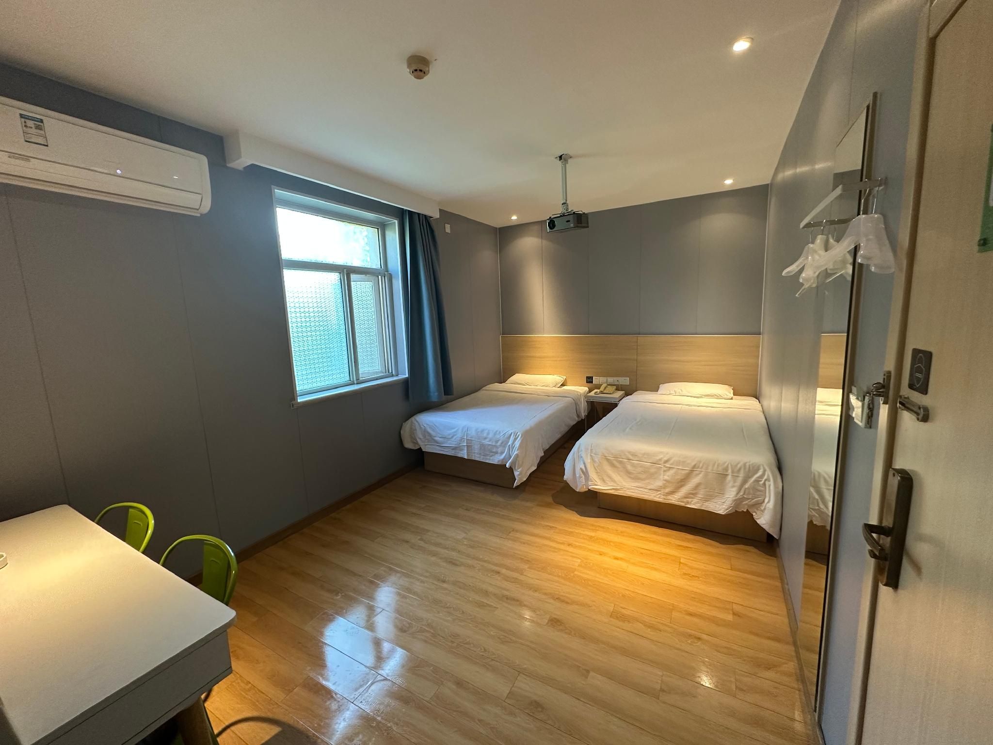 Audio-visual Twin Room