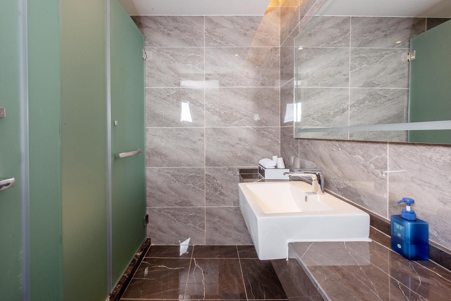 Huazhu - Superior Twin