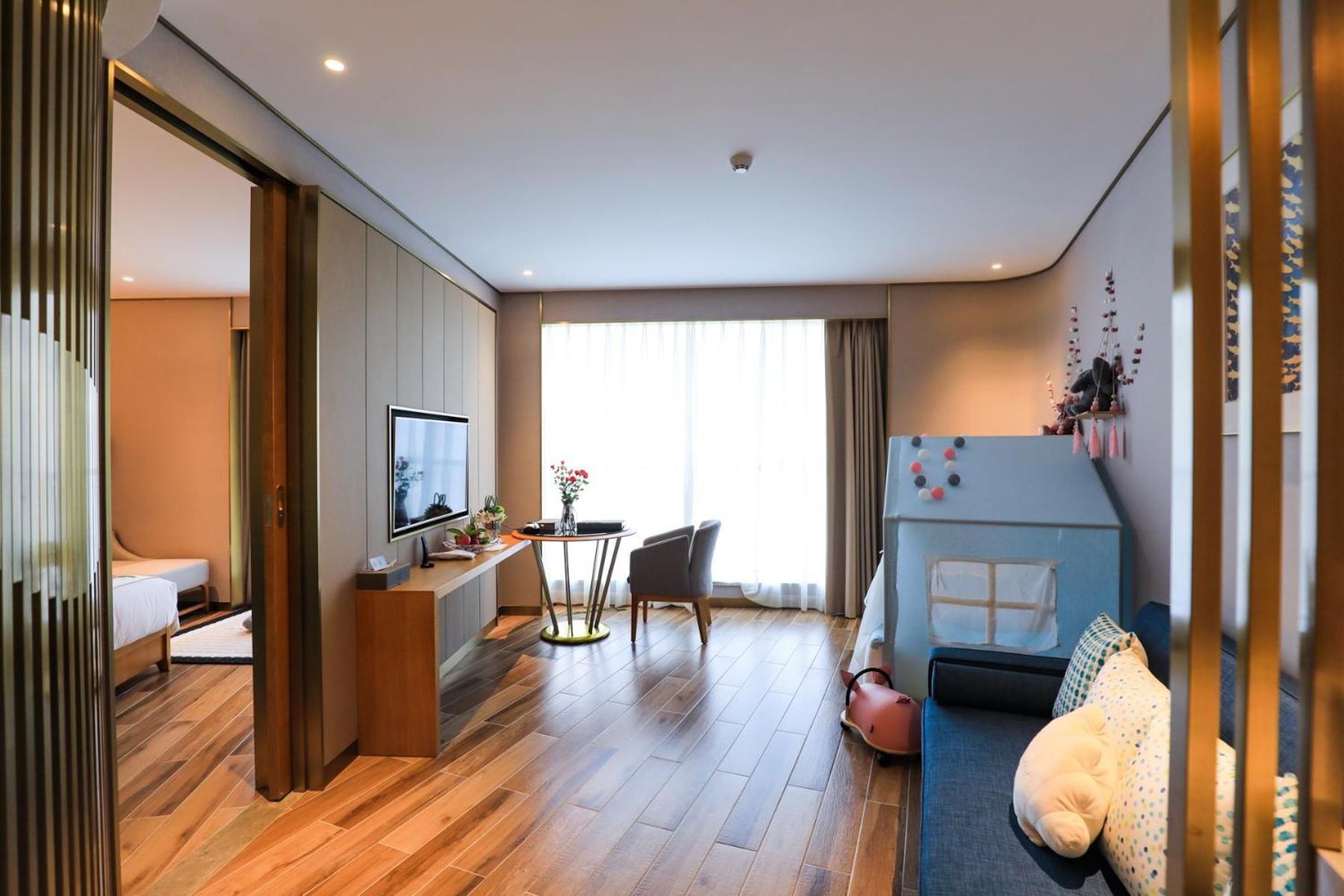 1 King Bed, Family Room