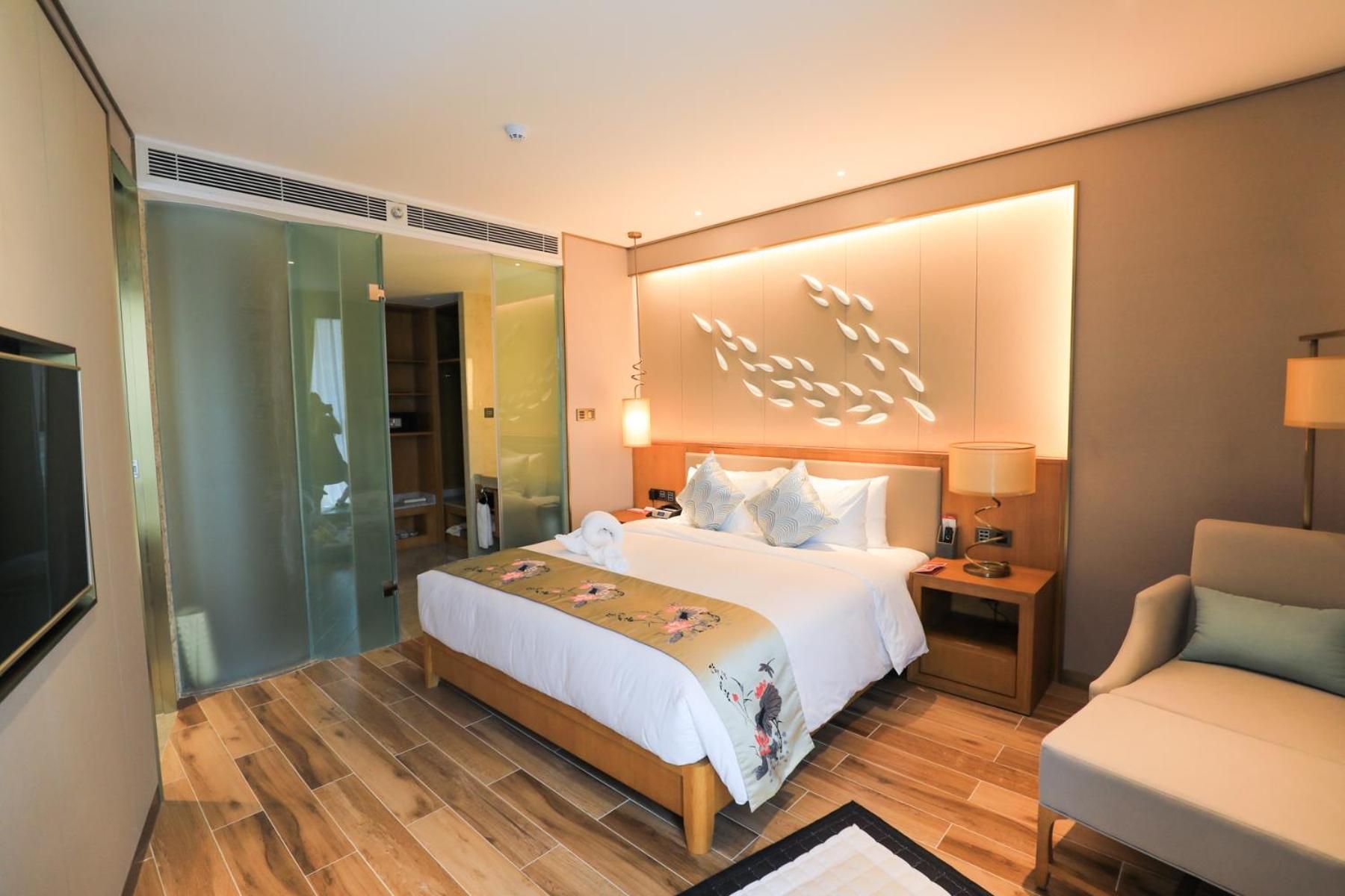 1 King Bed, Family Room