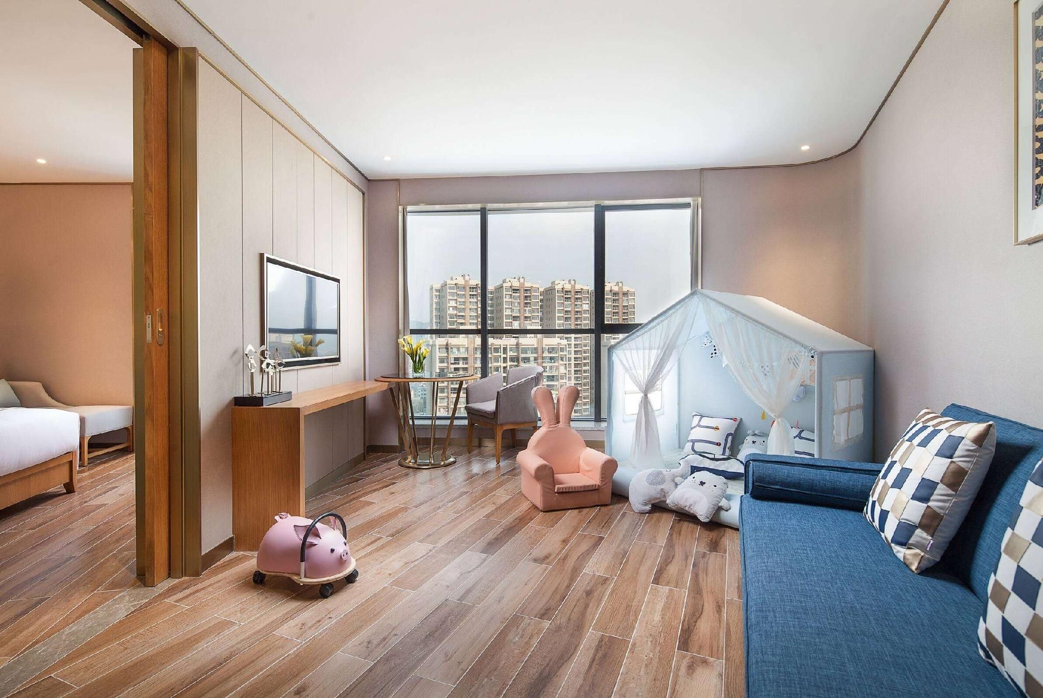 1 King Bed, Family Room